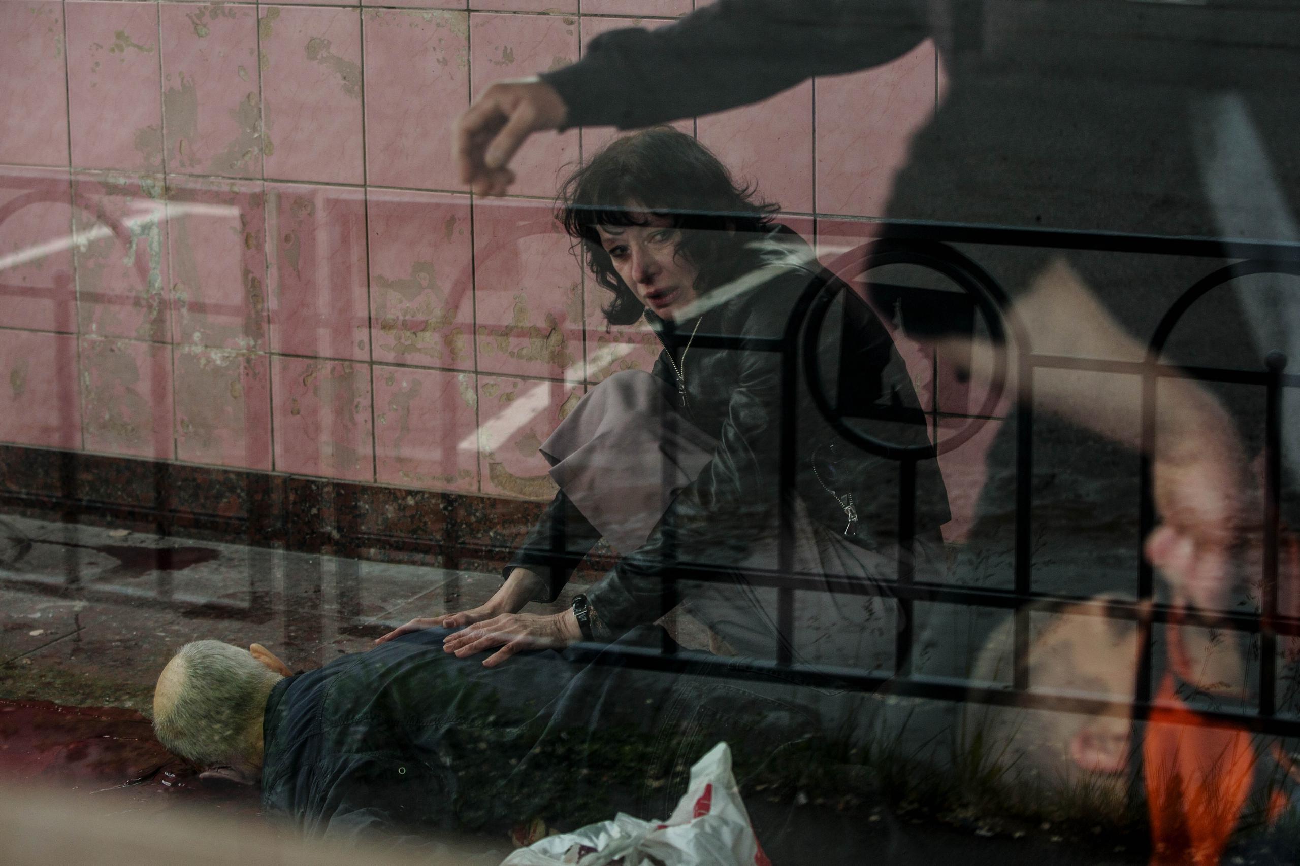 Elena llora sobre el cuerpo de su esposo Yegor en el metro de Járkov. Al menos cinco personas han muerto y otras 10 resultaron heridas en los bombardeos lanzados por el ejército ruso sobre la ciudad de Járkov, en el este de Ucrania. El ataque se produjo en el centro de la ciudad, la segunda mayor de Ucrania. (EFE/Esteban Biba)