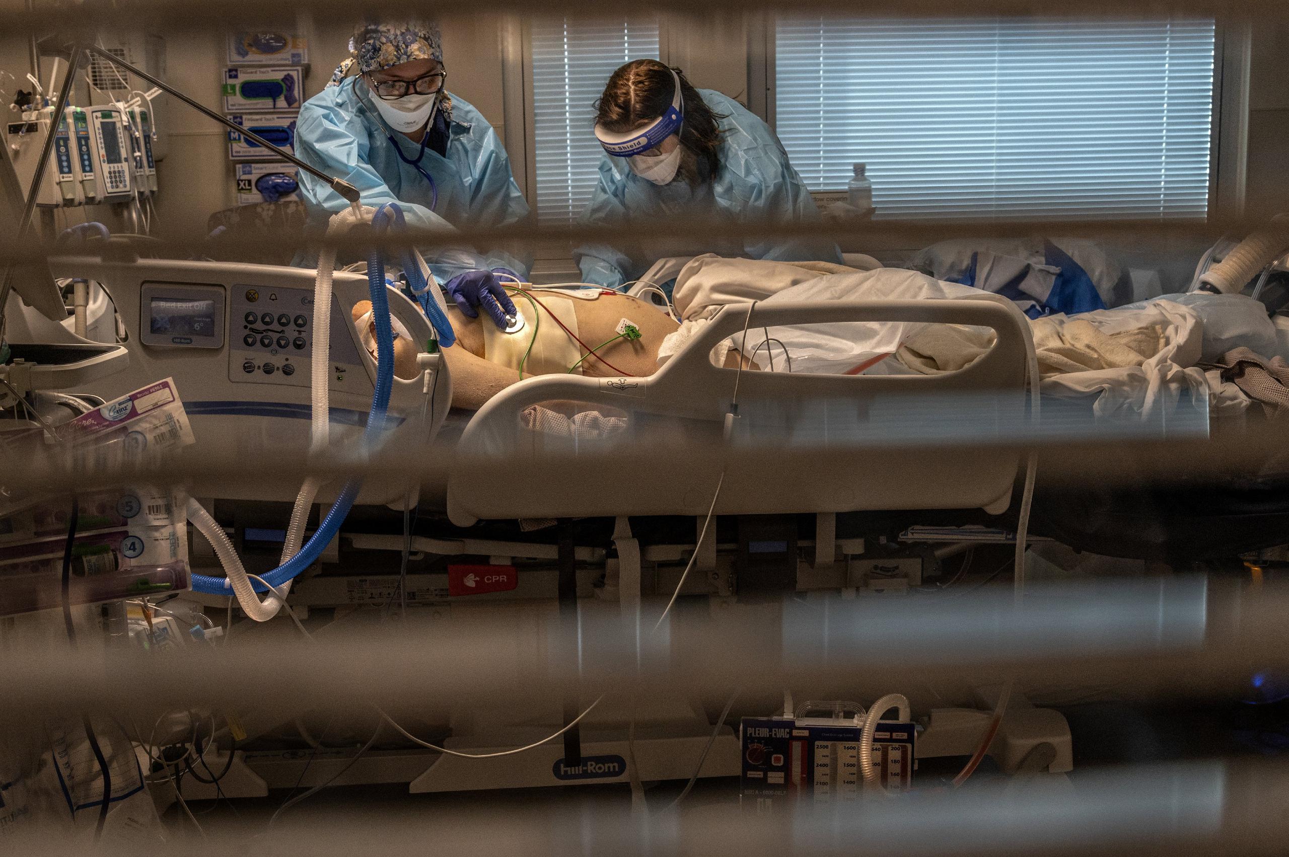 Personal médico atiende a un paciente de COVID-19 en la UCI del Centro Médico Sutter Roseville Medical Center en Roseville, California.