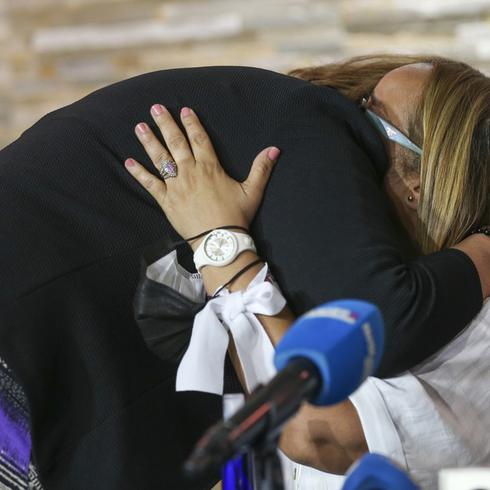 Emotivo abrazo entre las madres de Keishla Rodríguez y Arellys Mercado