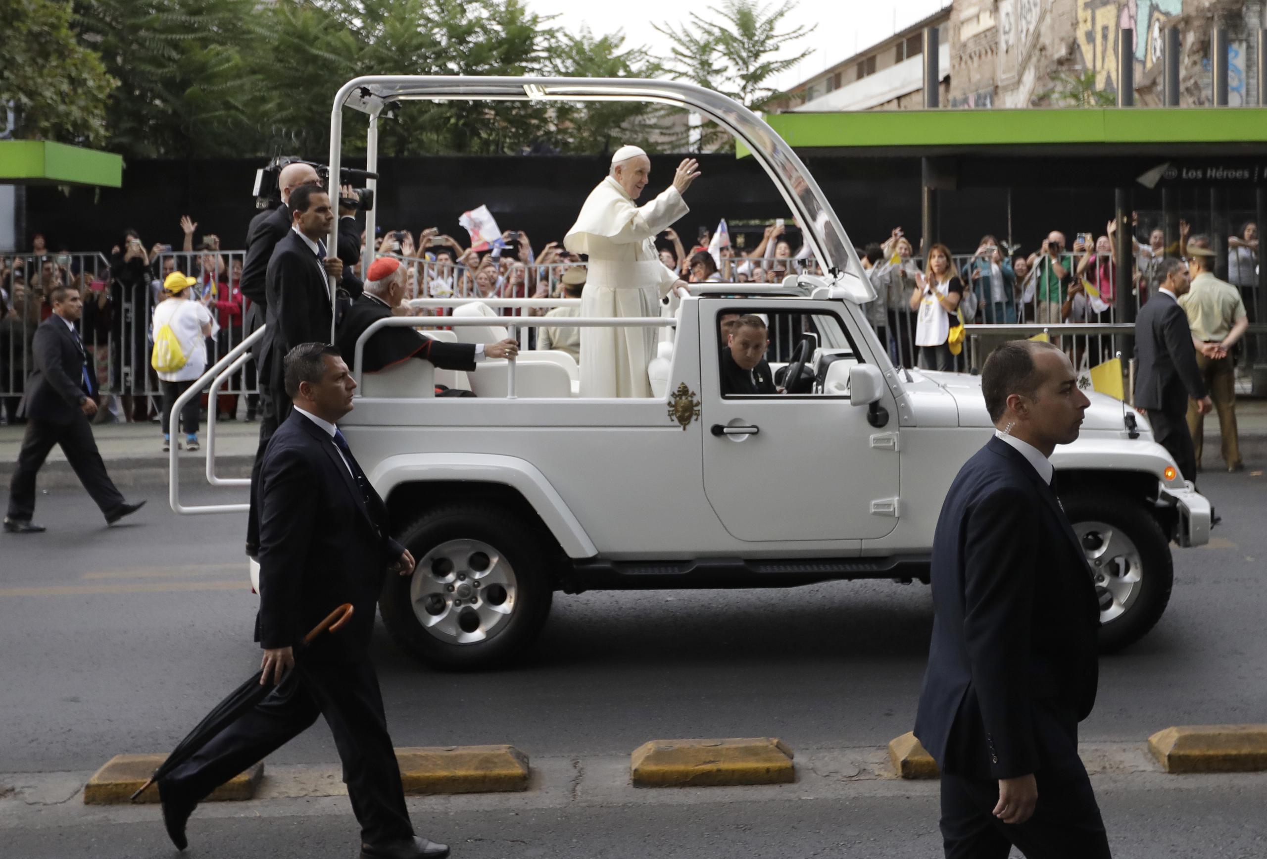 El papa saluda a seguidores durante su recorrido por Santiago. (AP)