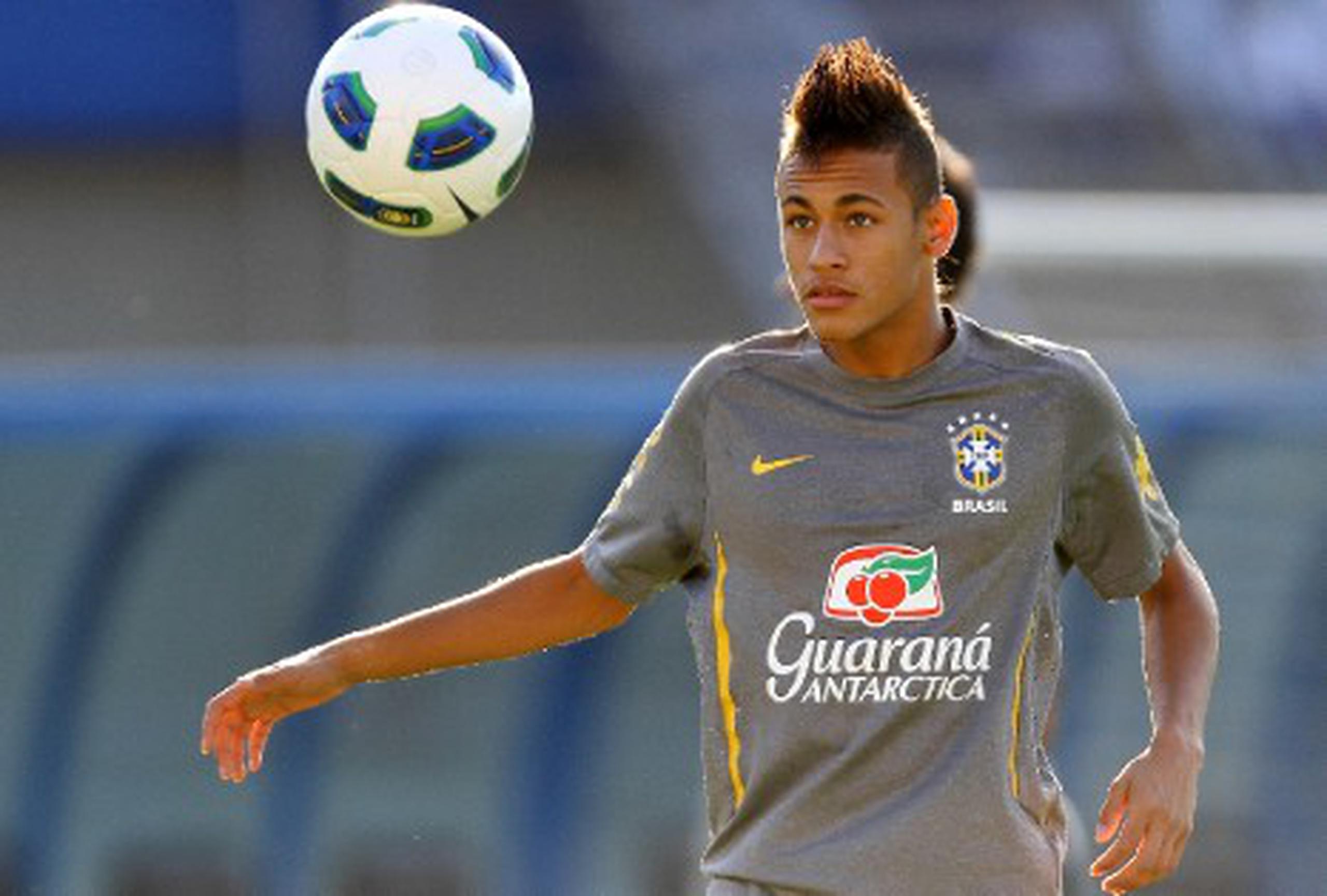 "El momento va a llegar, porque jugar en Europa es un sueño que tengo desde niño, aunque hoy no me veo jugando en otro equipo" que no sea el Santos, declaró el joven Neymar. (Archivo)