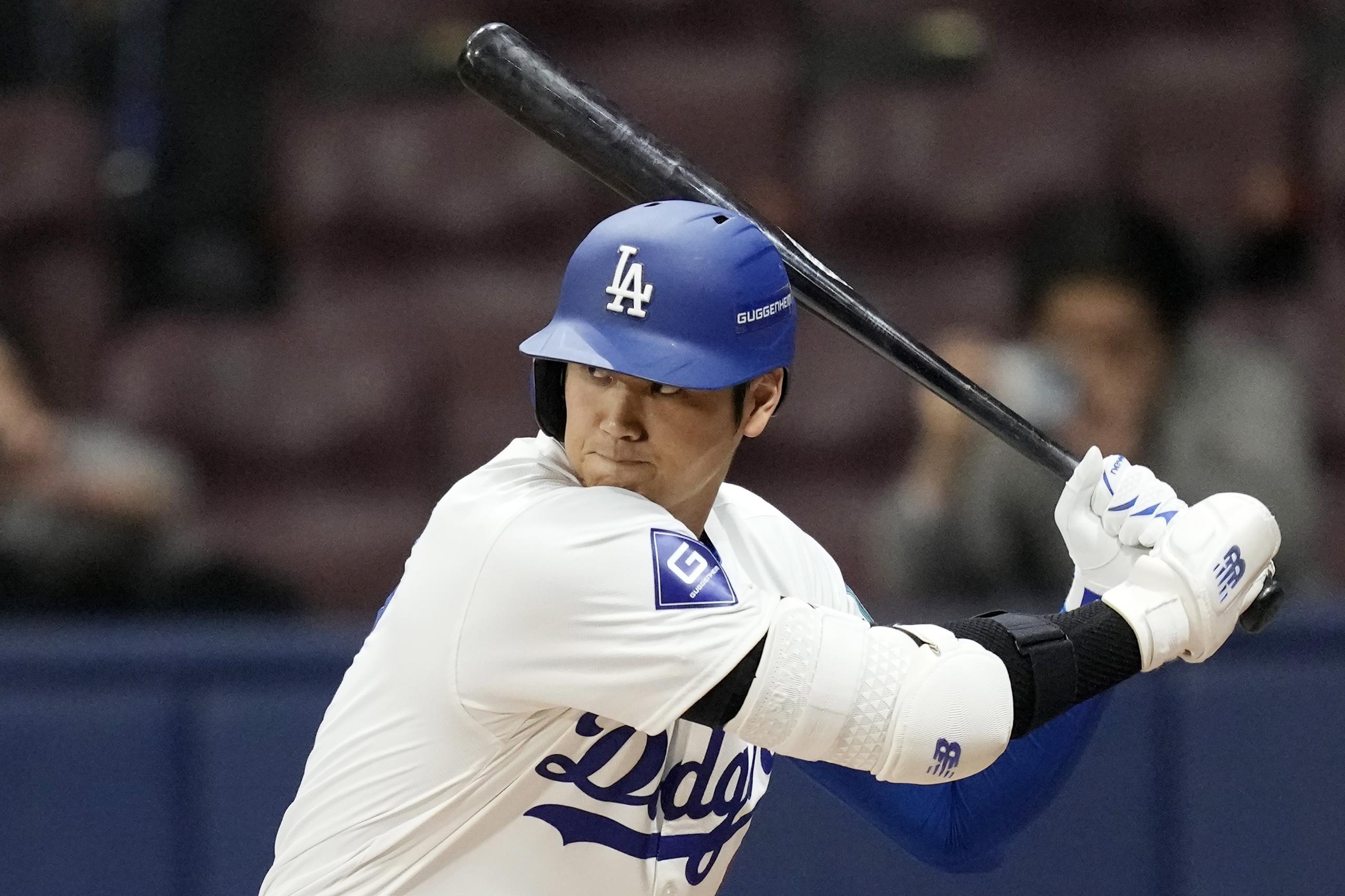 El bateador designado de los Dodgers de Los Ángeles Shohei Ohtani se prepara al bate en la primera entrada del juego de exhibición ante Kiwoom Heroes en el Gocheok Sky Dome en Seúl, Corea del Sur el domingo 17 de marzo del 2024.