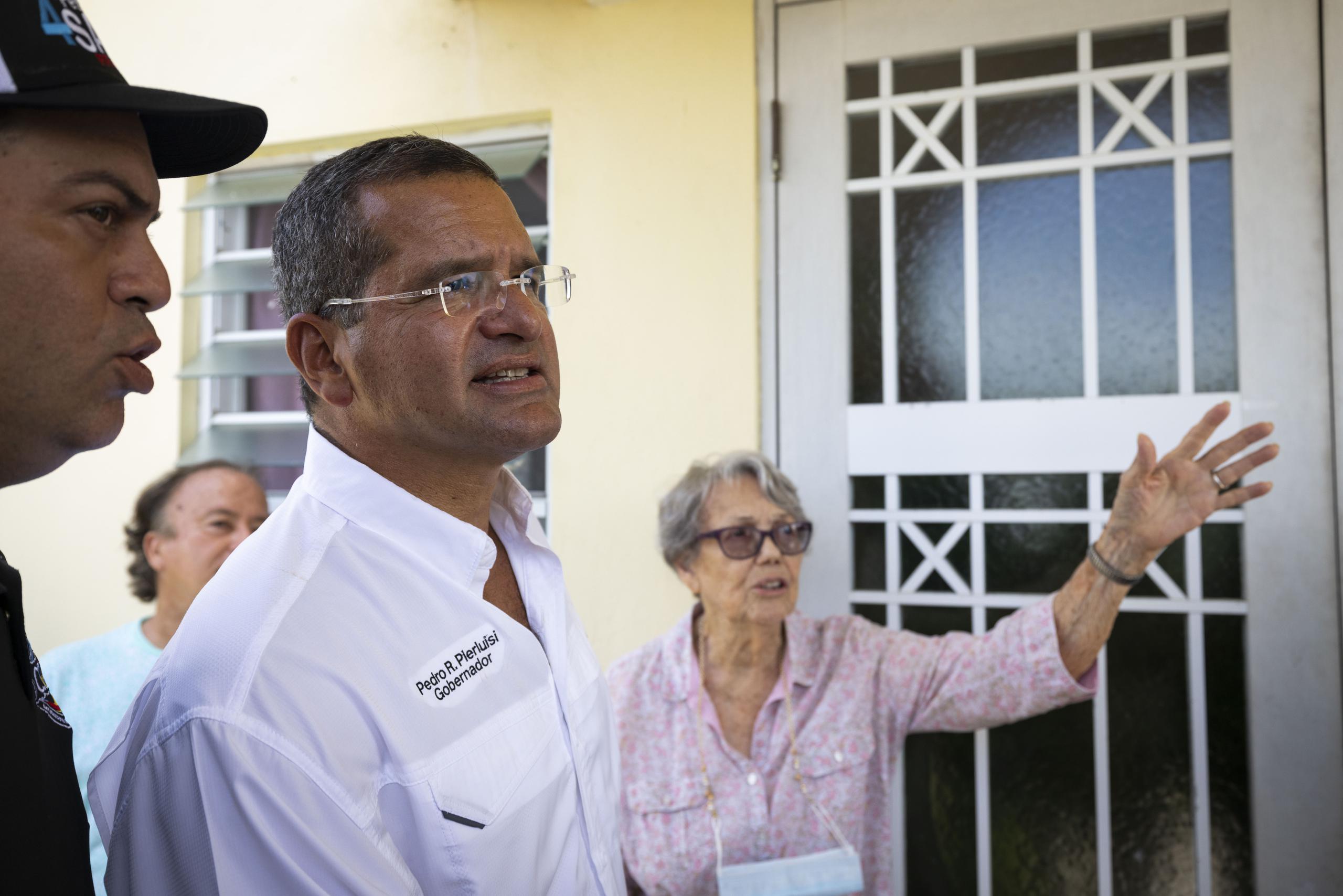 El gobernador Pedro Pierluisi constató los daños recibidos por vecinos de la urbanizacion Buenaventura en Mayagüez.