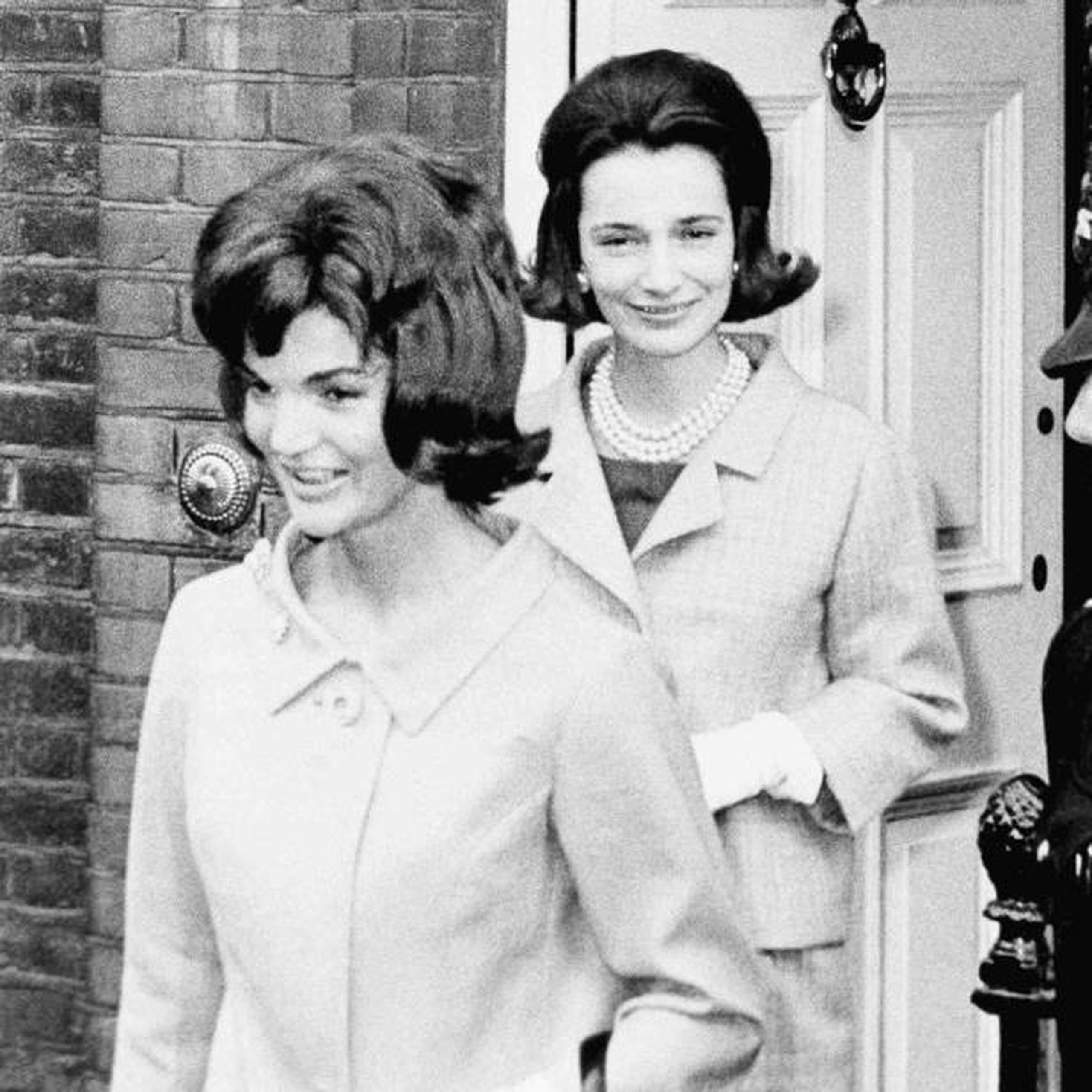 Jackie Kennedy y su hermana, la princesa Lee Radziwill, en su salida de la casa de la princesa en Londres, el 6 de junio de 1961. (AP)