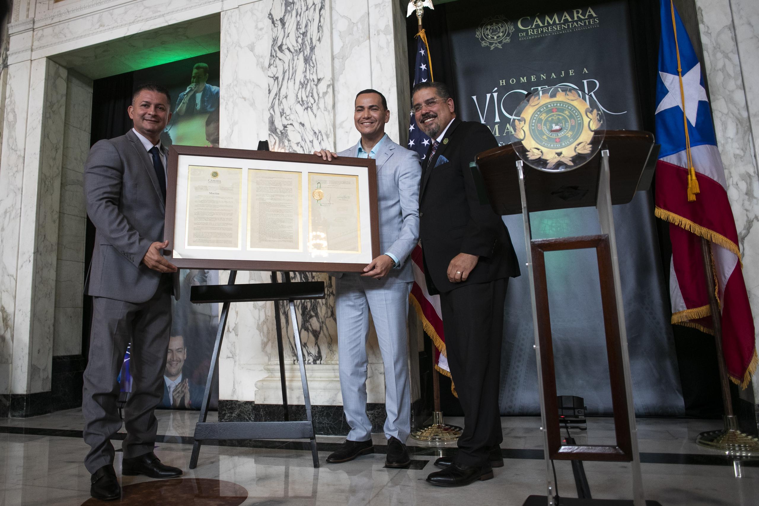 El salsero recibió el reconocimiento de manos del presidente de la Cámara, Rafael "Tatito" Hernández (derecha), y el representante del Distrito 16, Eladio Cardona.