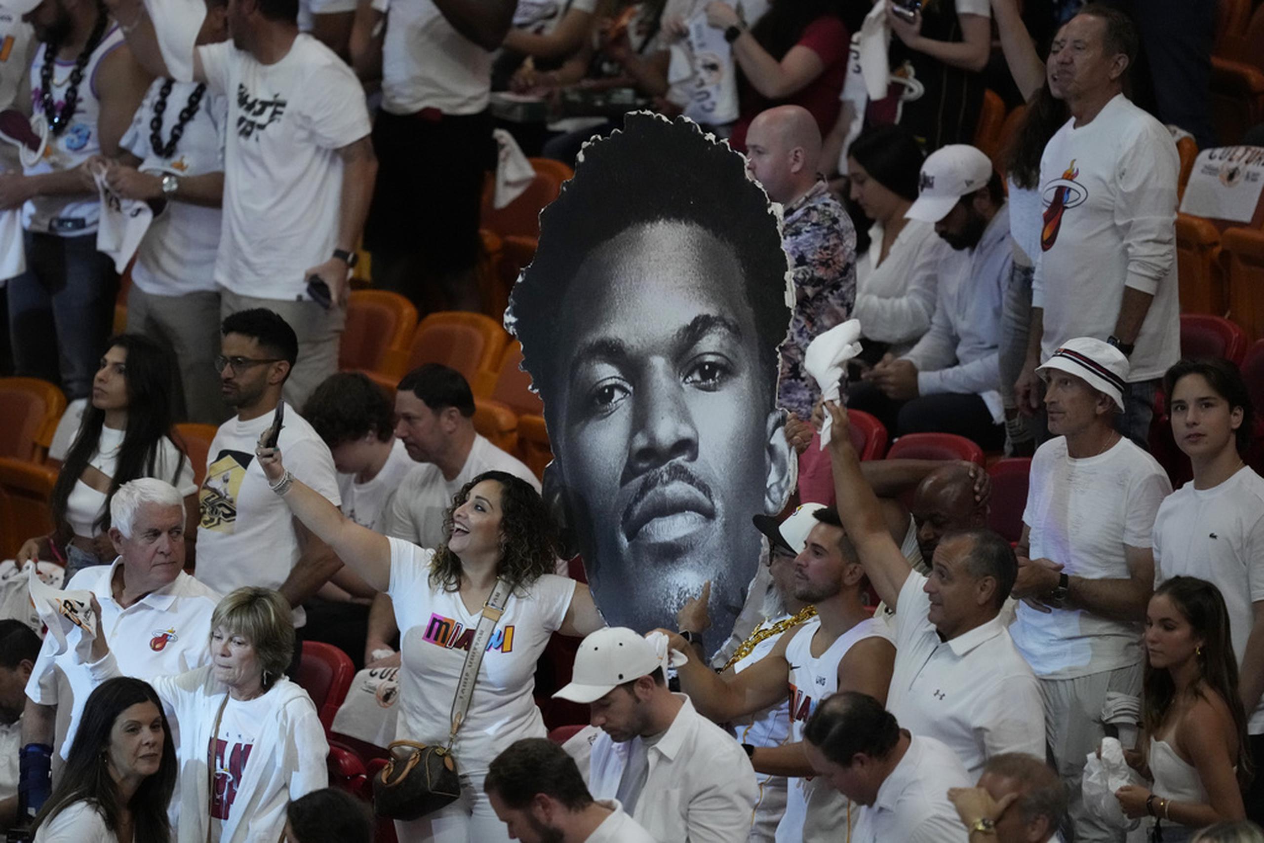 Los seguidores del Heat de Miami muestran una gran efigie de Jimmy Butler durante el tercer partido de las Finales de la NBA ante los Nuggets de Denver.
