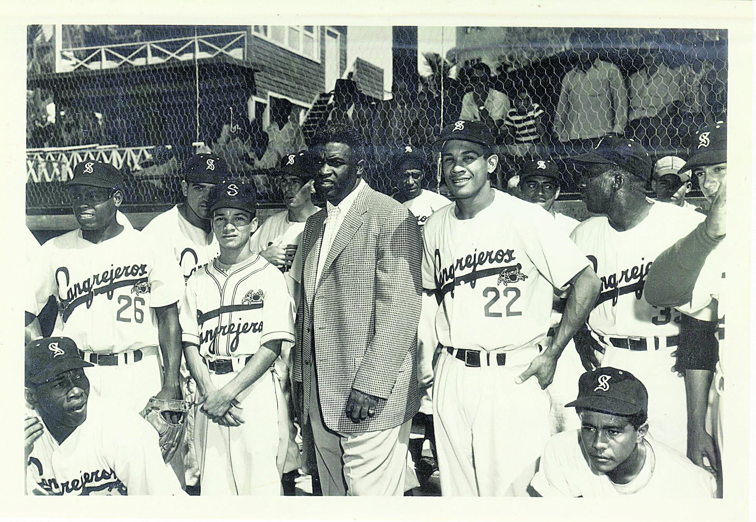 El 15 de abril del 1947, Jackie Robinson, aquí en chaqueta junto al boricua Rubén Gómez (22), se convirtió en el primer afroamericano en jugar en las Grandes Ligas.