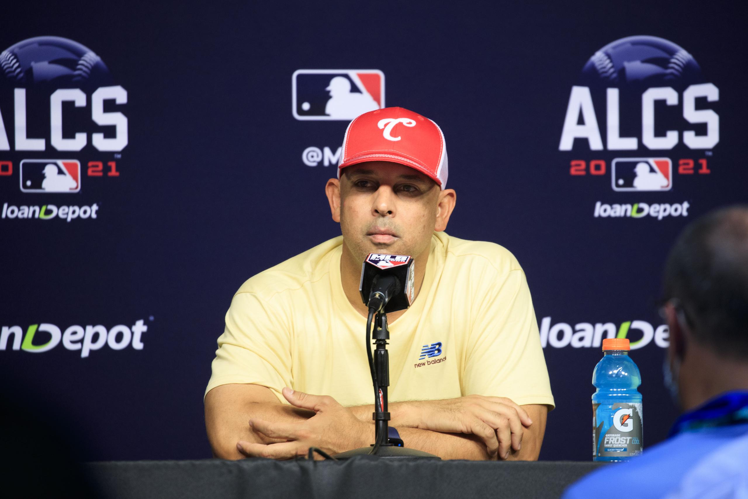 El piloto de los Red Sox, Alex Cora, asistió a una conferencia de prensa el jueves luciendo la gorra de los Criollos de Caguas de la pelota profesional puertorriqueña.