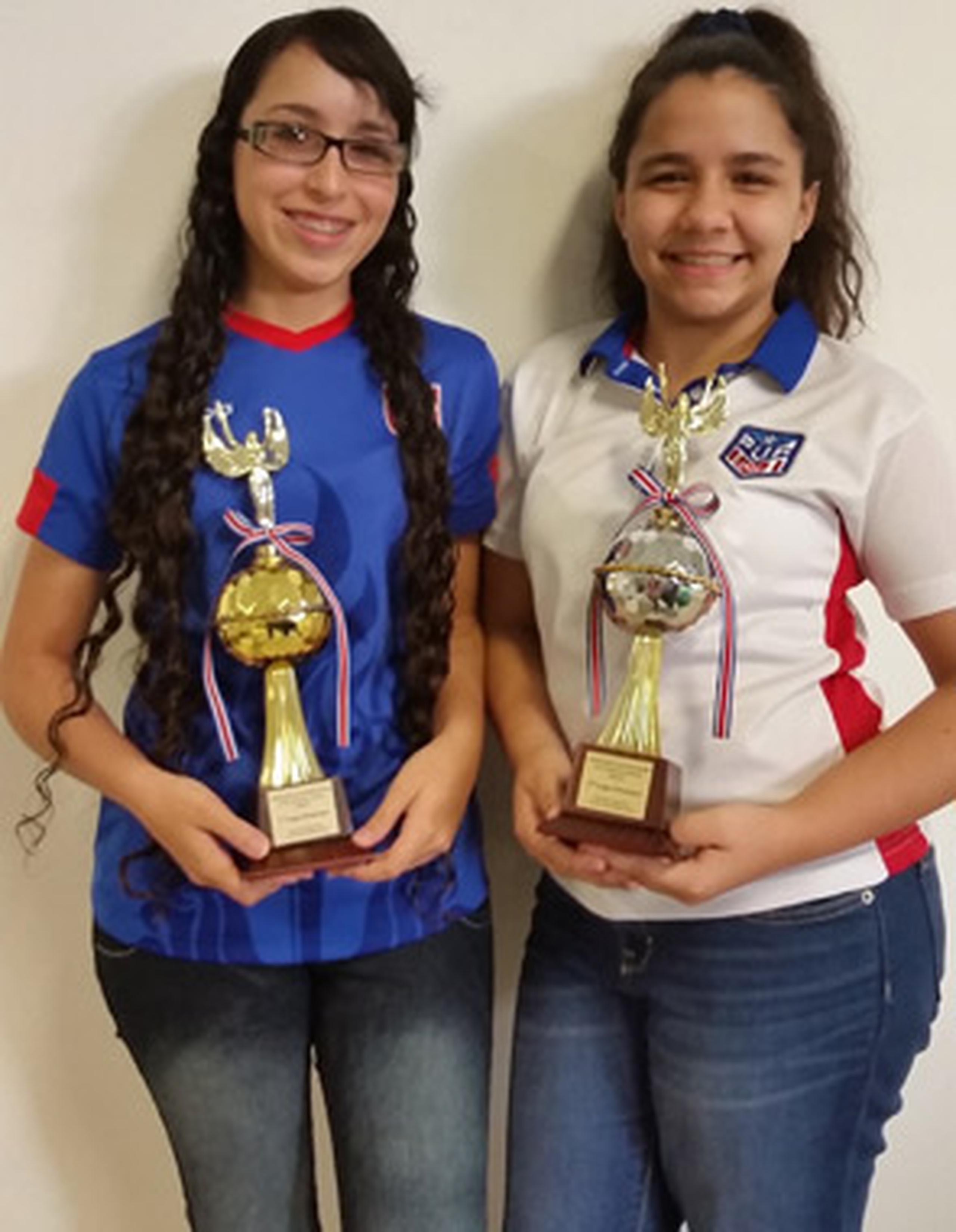 Natasha Morales Santos y Danitza Vázquez Maccarini posan con sus respectivos premios del centroamericano. Con su victoria, Morales Santos se une a Vázquez Maccarini como las únicas puertorriqueñas en obtener el título de Woman International Master de la FIDE. (Suministrada)