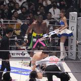 Floyd Mayweather Jr. se apunta un nocaut en una pelea de exhibición en Japón