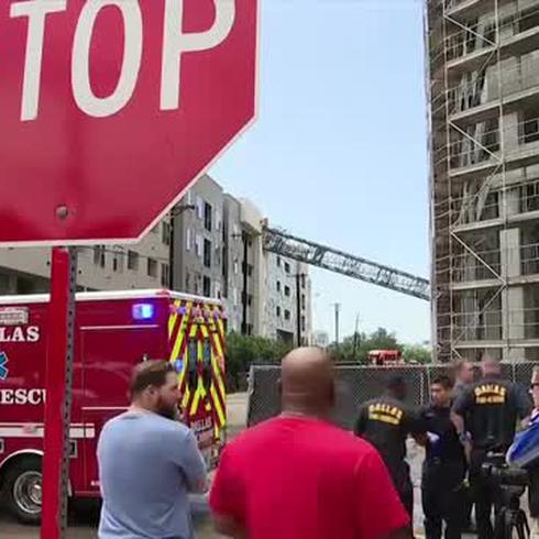 Cae grúa sobre edificio residencial en Dallas