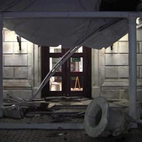 Ventolera derrumba carpa en El Capitolio