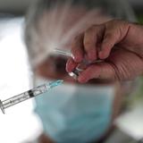 Se modificarán vacunas si empeoran las variantes del COVID