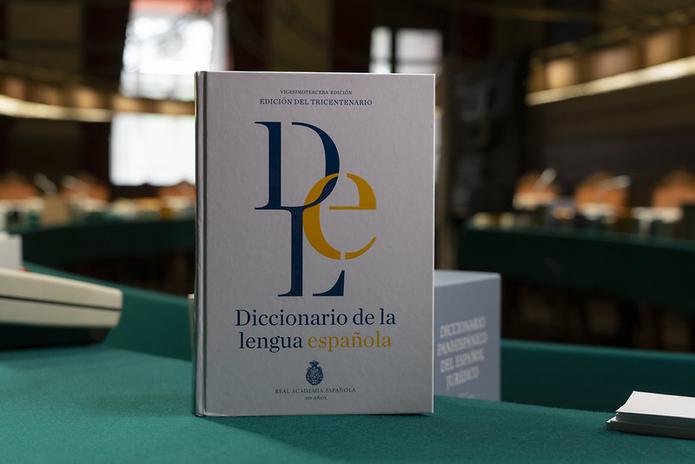 La Real Academia Española no ha establecido ninguna norma gramatical que impida que la primera persona singular se anteponga al uso de la segunda o la tercera persona.