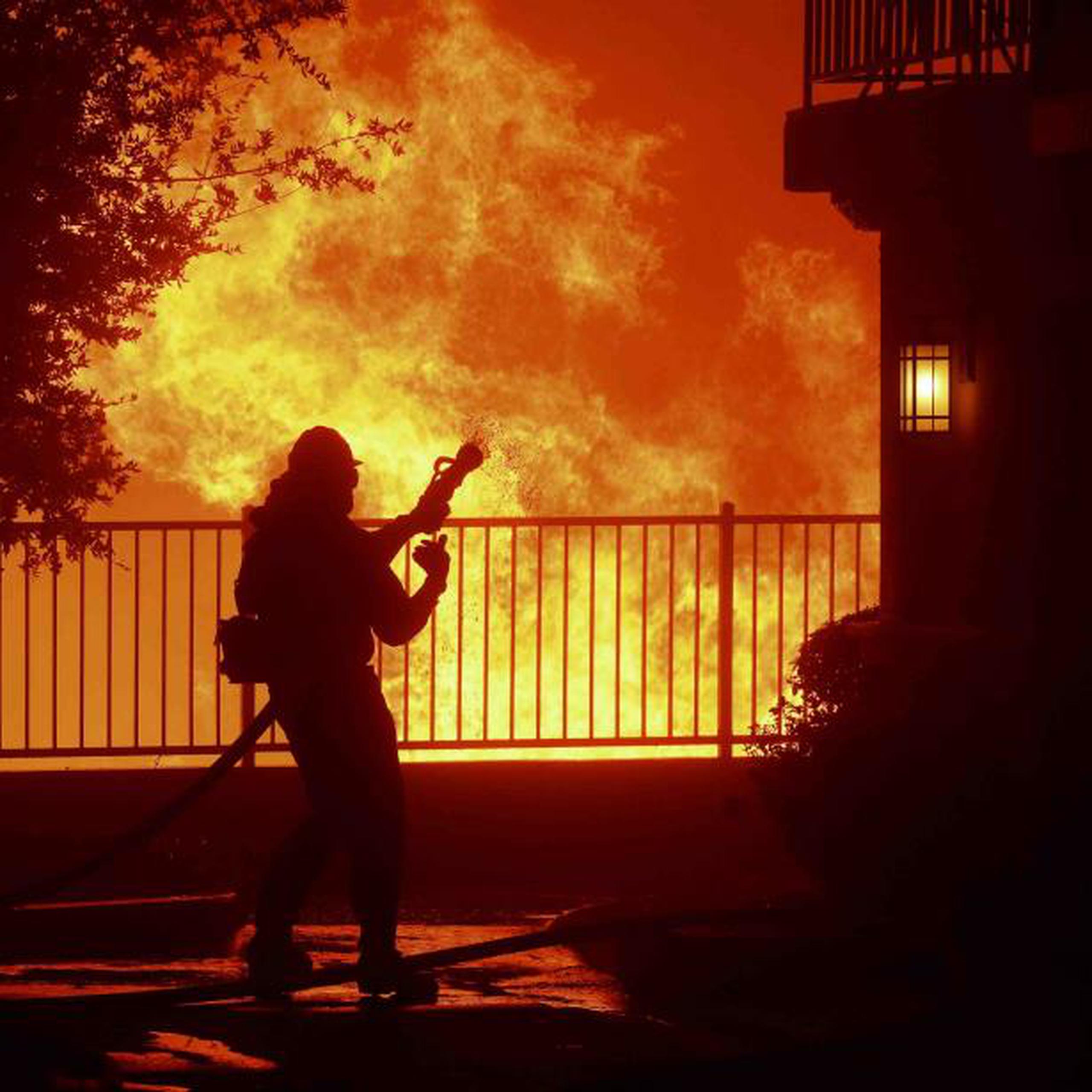 El incendio se había extendido a más de 7 millas cuadradas y al menos 25 viviendas estaban dañadas, informó el jefe de bomberos Ralph Terrazas. (AP /Michael Owen Baker)