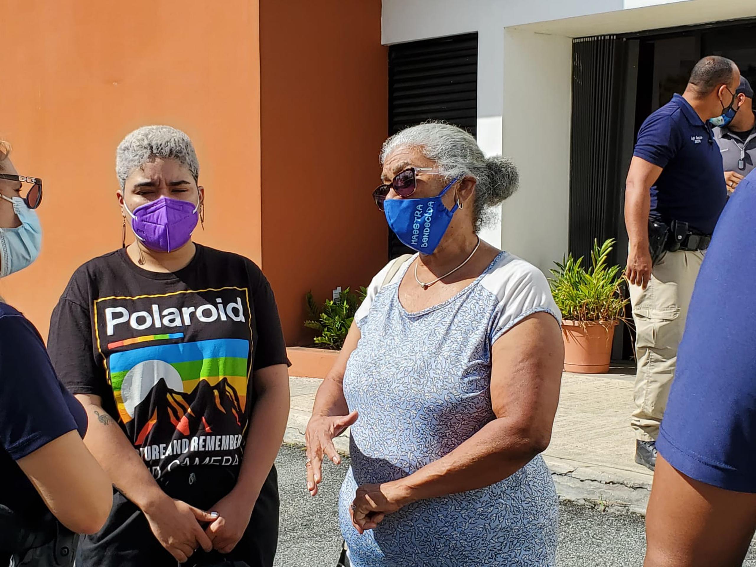 María Luisa Díaz, madre del policía estatal Luis Marrero Díaz, quien fue asesinado ayer, y Jheylimar, la mayor de tres hermanas.