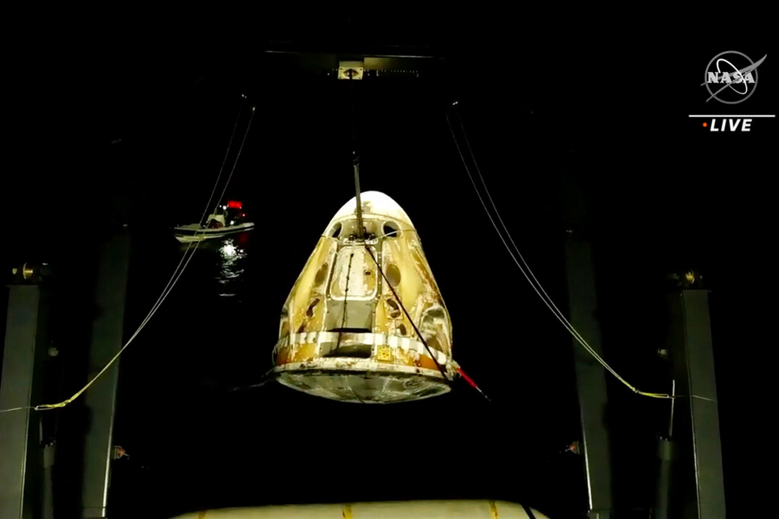 En esta imagen de un video distribuido por NASA, alzan la cápsula espacial SpaceX Dragon en aguas del Golfo de México, el 6 de mayo de 2022.