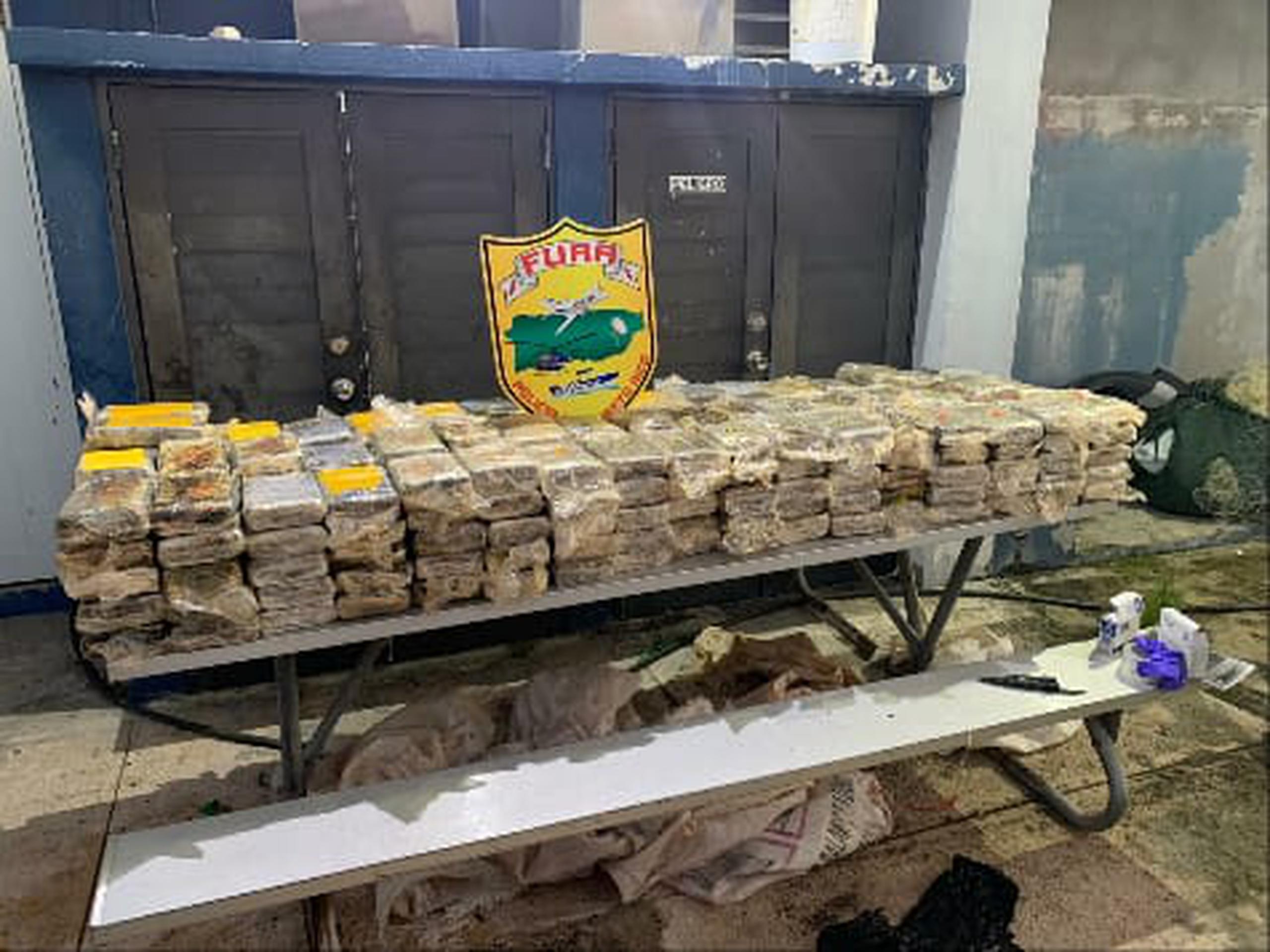 Un cargamento millonario de cocaína que era transportada en una lancha por cuatro individuos fue ocupado durante la madrugada de hoy, jueves en la costa al norte de Vega Alta.