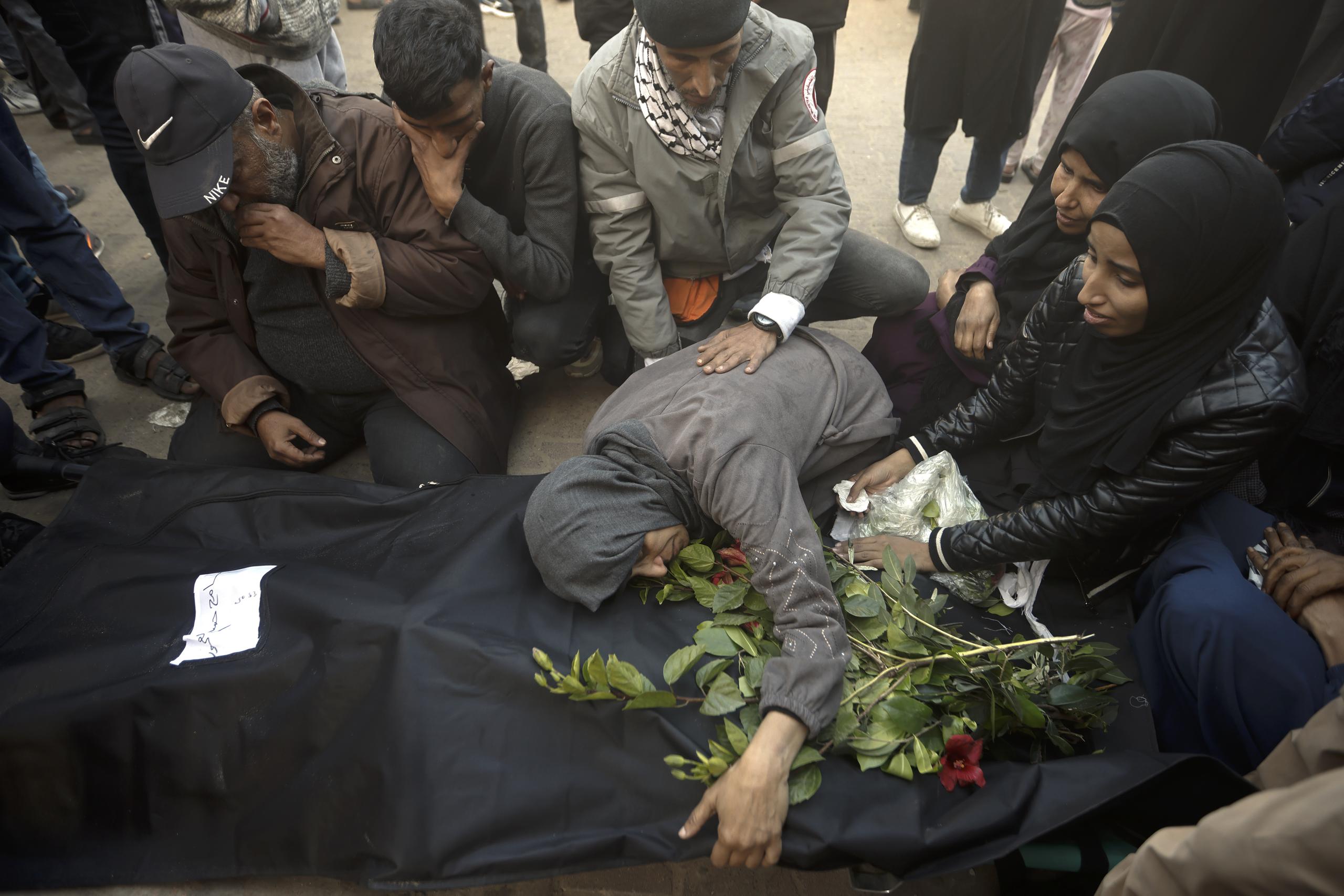 Palestinos lloran a parientes muertos en el bombardeo de la Franja de Gaza ante una morgue en Jan Yunis, el domingo 24 de diciembre de 2023. (AP Foto/Mohammed Dahman)