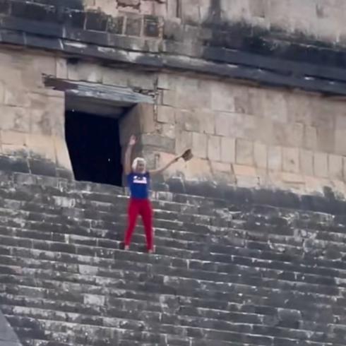 Casi la linchan: turista sube y baila en la cima de una pirámide en México