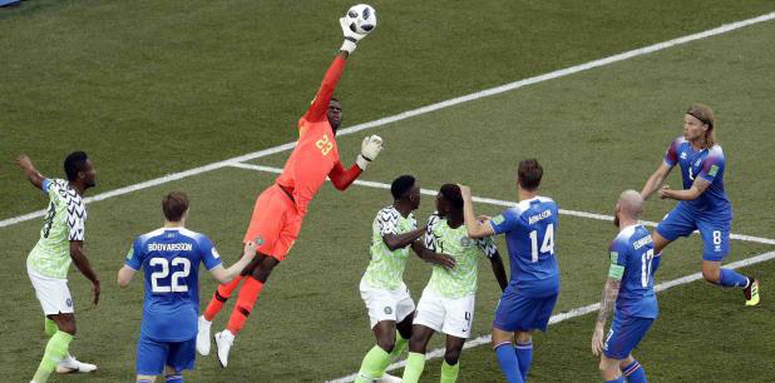 El arquero de Nigeria Francis Uzoho repele un remate en el partido contra Islandia por el Grupo D del Mundial en Volgogrado, Rusia. (AP)