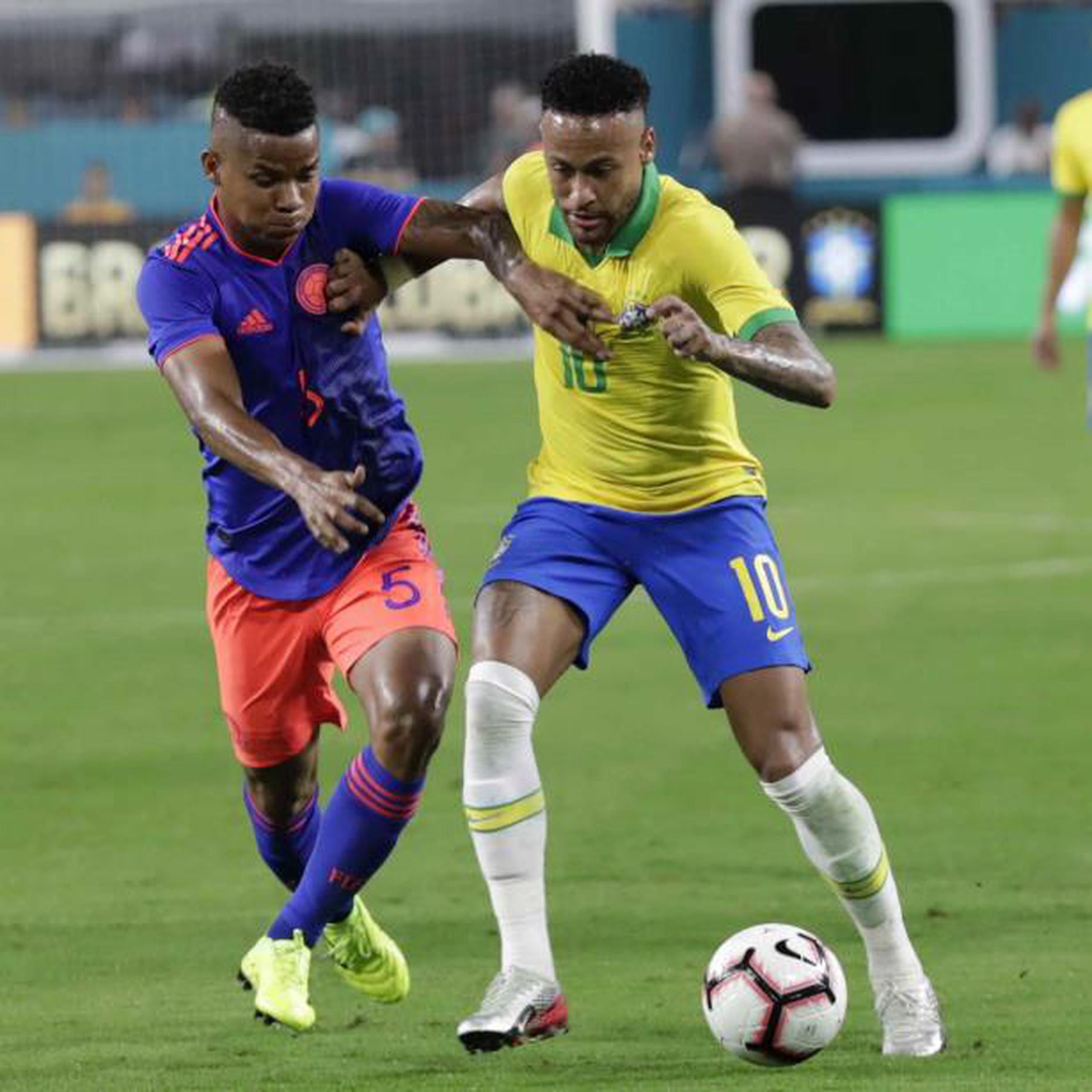 El mediocampista de Colombia Wílmar Barrios (5) y el delantero de Brasil, Neymar luchan por el balón.  (AP  / Lynne Sladky)