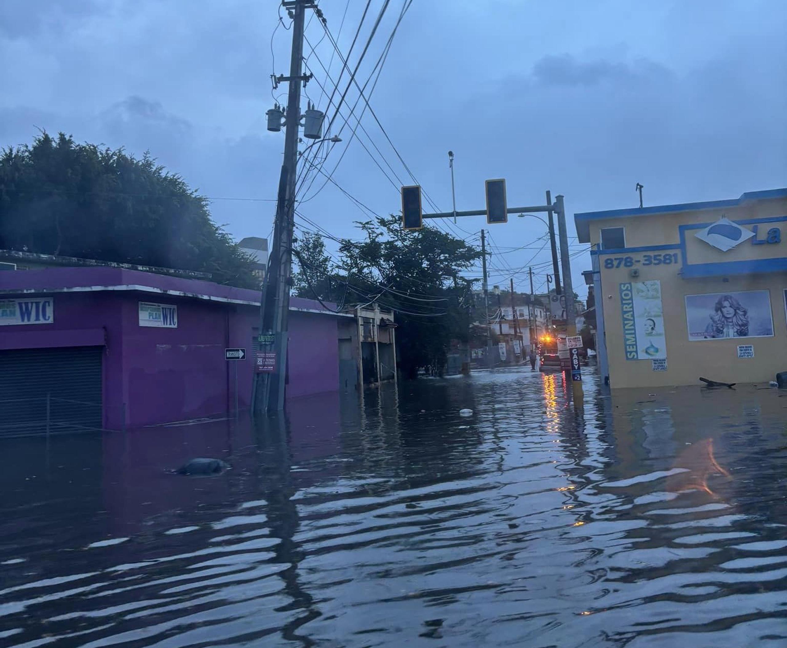Varias calles del casco urbano de Arecibo y la carretera PR-2 también se vieron afectadas por las inundaciones.