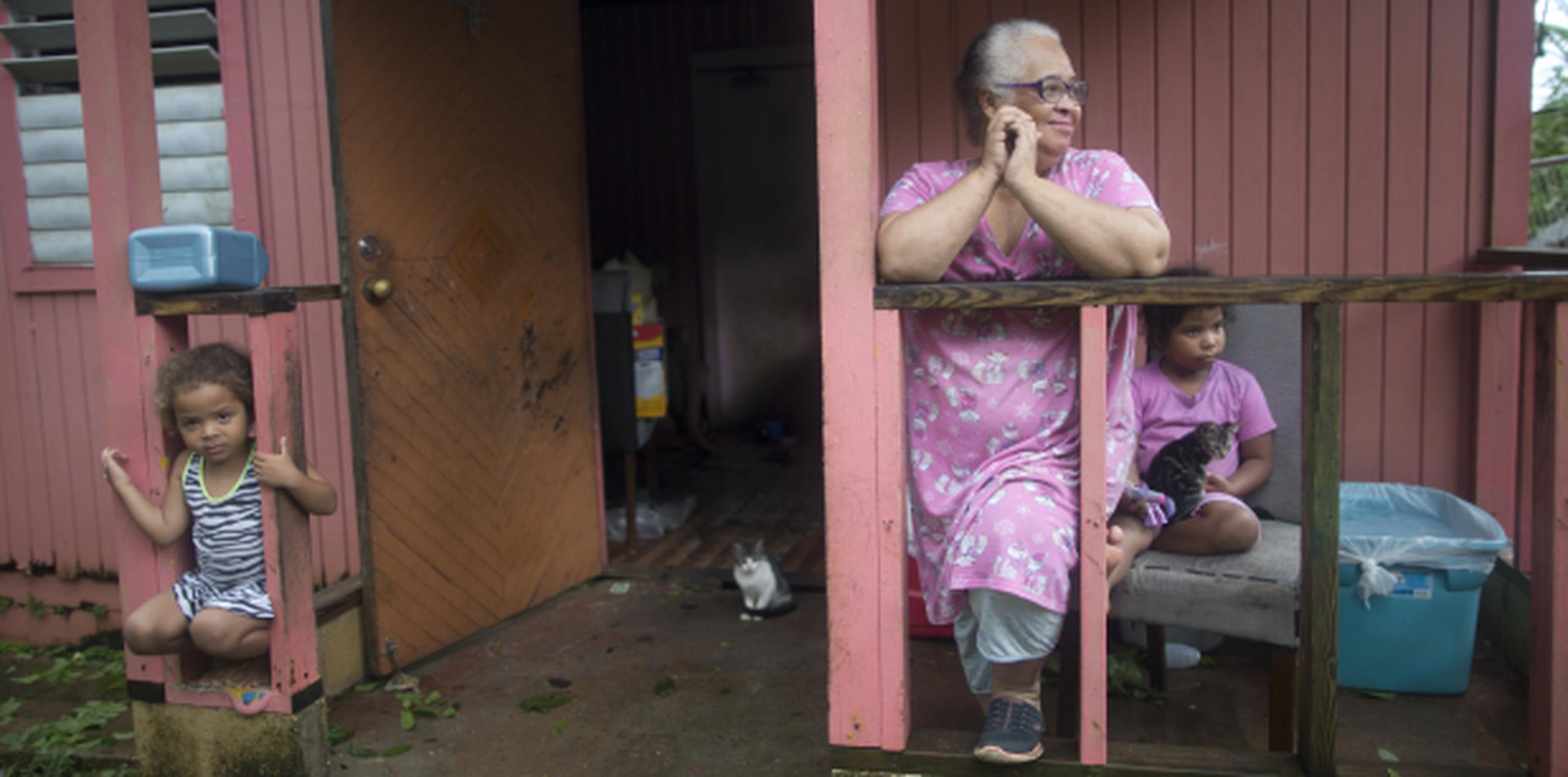 Virginia La Puerta y sus nietas, Camila y Kamalish Pérez, pasaron el huracán en casa de un familiar que vive justo al lado de ellas, en Vega Alta. (xavier.araujo@gfrmedia.com)