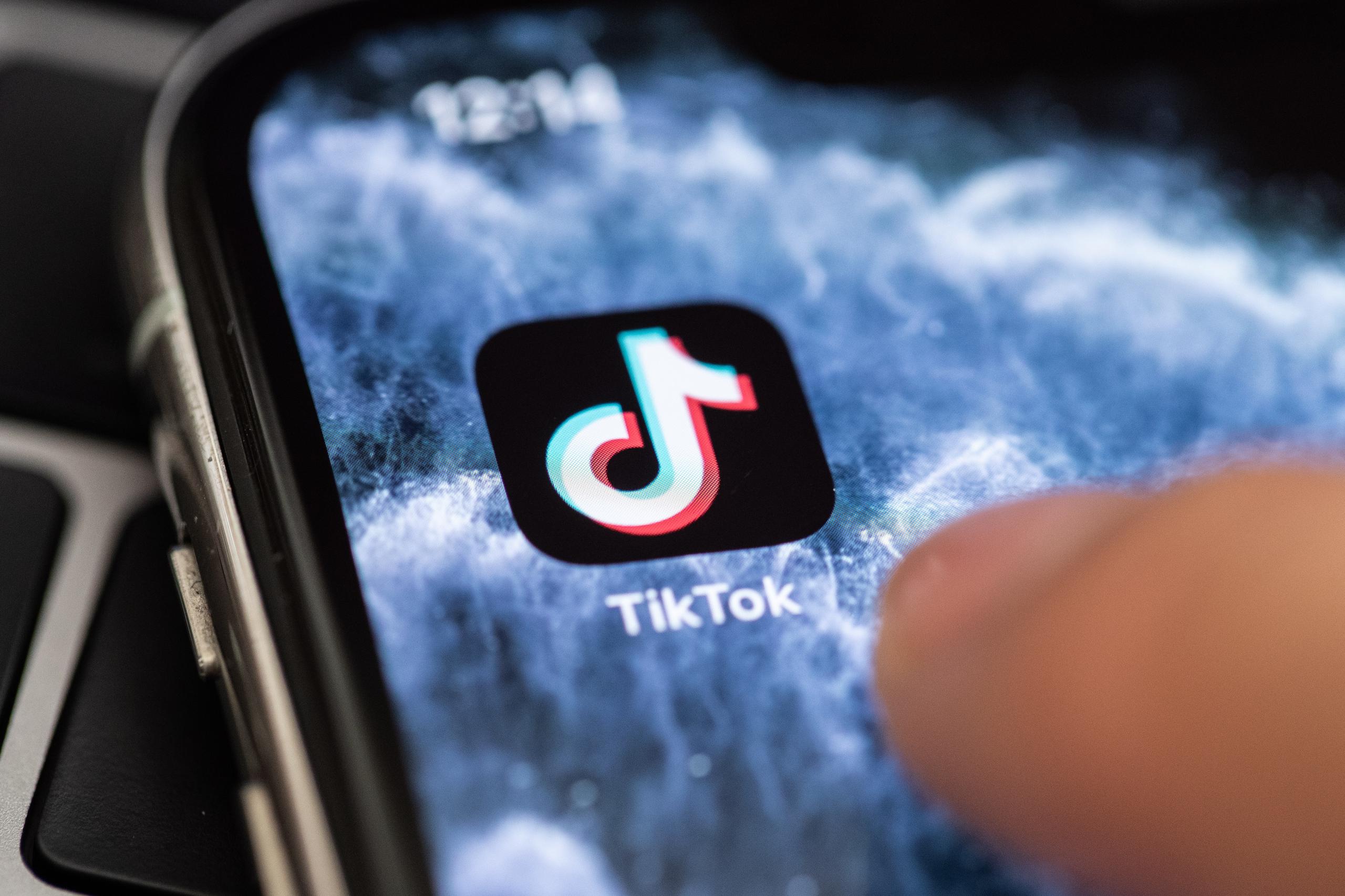 Vista del ícono de la aplicación TikTok en un celular.