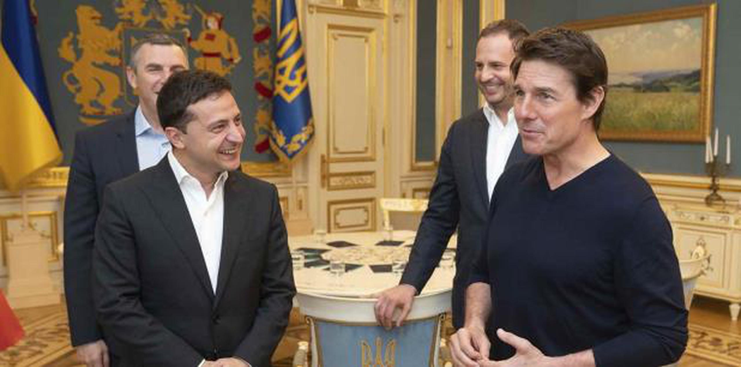 El presidente Volodymyr Zelenskiy y el astro de cine Tom Cruise conversaron durante su encuentro en Kiev. (Oficina de Prensa Presidencial de Ucrania vía AP)