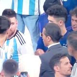Incómodo momento: Salt Bae agarró a Messi por el brazo tras el triunfo de Argentina