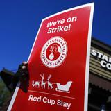 Empleados de Starbucks inician huelga de tres días