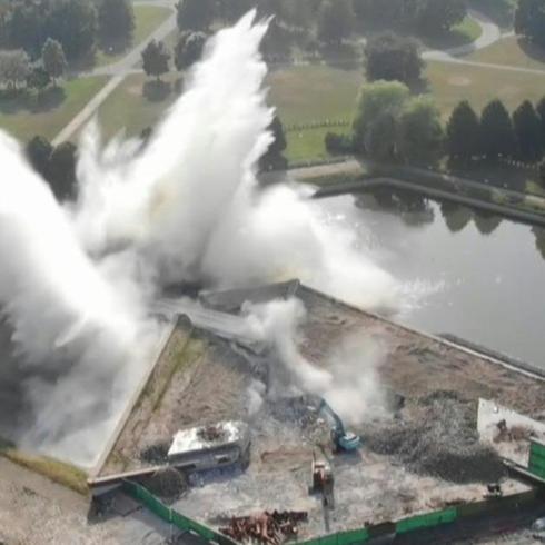 Captado en video: derrumban importante monumento en Letonia  