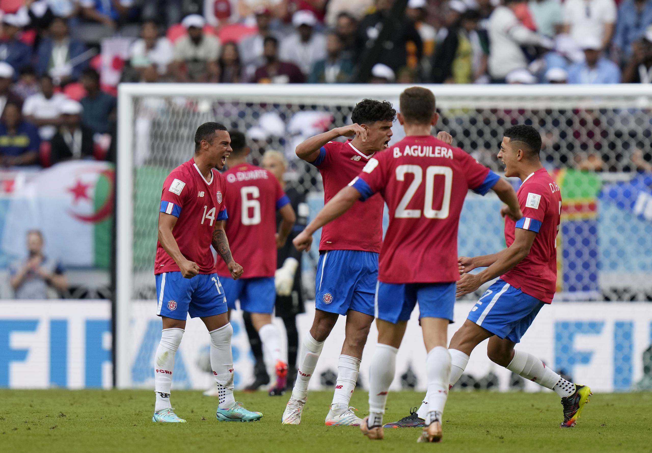 Los jugadores de Costa Rica celebran al final del partido que le ganaron a Japón 1-0 por el Grupo E de la Copa del Mundo en el Estadio Ahmad Bin Ali en Al Rayán, Qatar, el domingo 27 de noviembre de 2022.