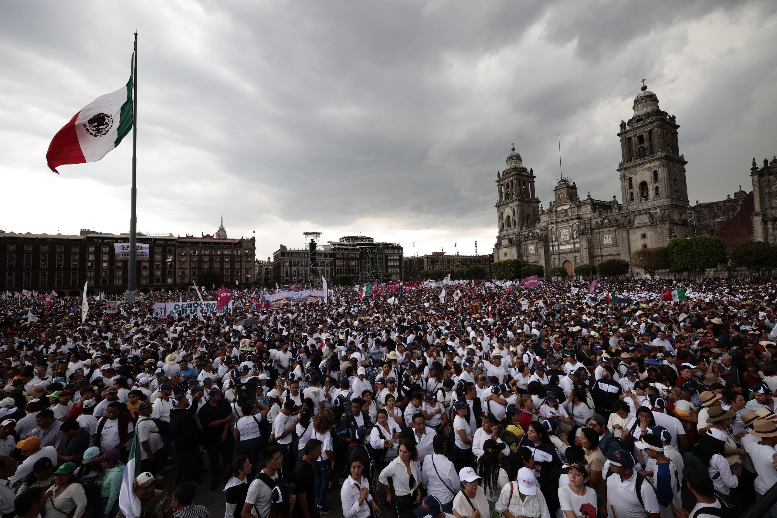 Miles de simpatizantes del presidente de México, Andrés Manuel López Obrador, fueron registrados este sábado, 1 de julio, durante la celebración del quinto aniversario desu victoria en los comicios de 2018.