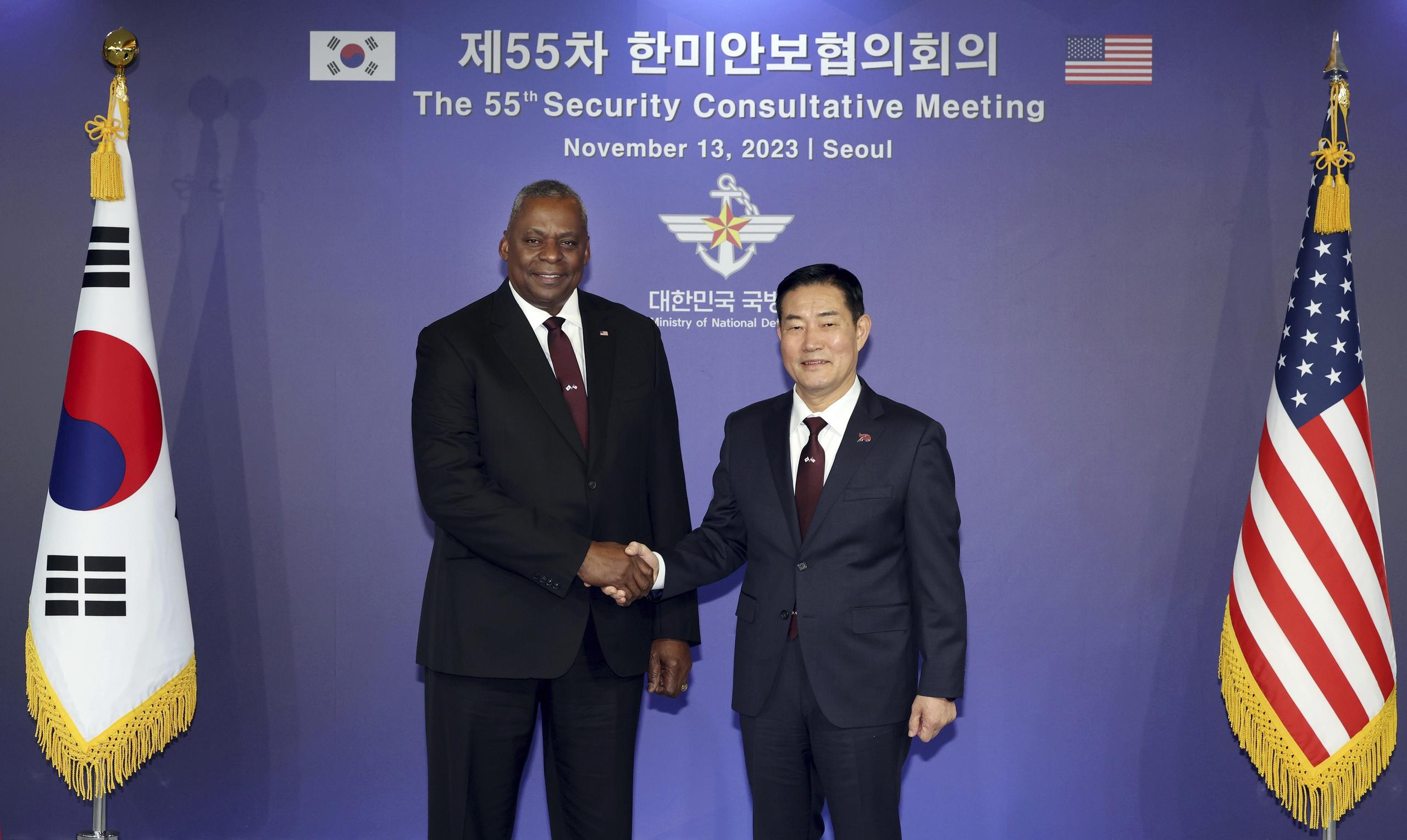 El secretario de Defensa de EEUU Lloyd Austin (i) con el ministro de Defensa surcoreano Shin Won-sik, en Seúl,  el 13 de noviembre de 2023. Foto proveida por el Ministerio de Defensa de Corea del Sur (Ministerio de Defensa de Corea del Sur via AP)