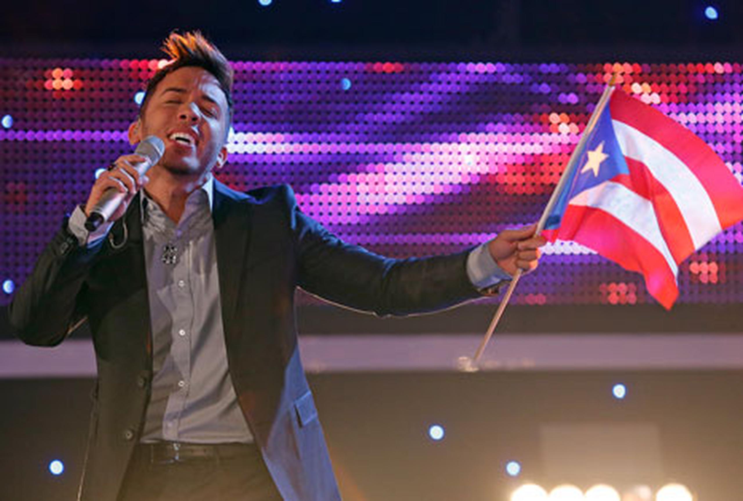 El  alcalde de Coamo  Juan Carlos García Padilla, felicitó al primer finalista de Idol Puerto Rico, Juan Carlos Avilés. (lino.prieto@gfrmedia.com)