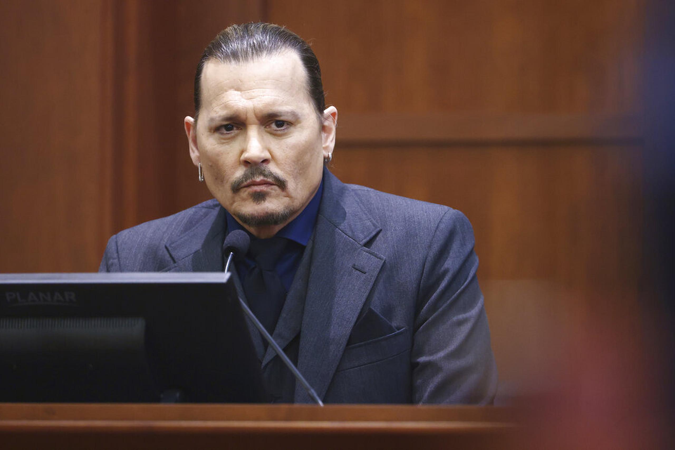 El actor Johnny Depp escucha mientras testifica en la corte de circuito del condado de Fairfax en Fairfax, Virginia, el 21 de abril de 2022.