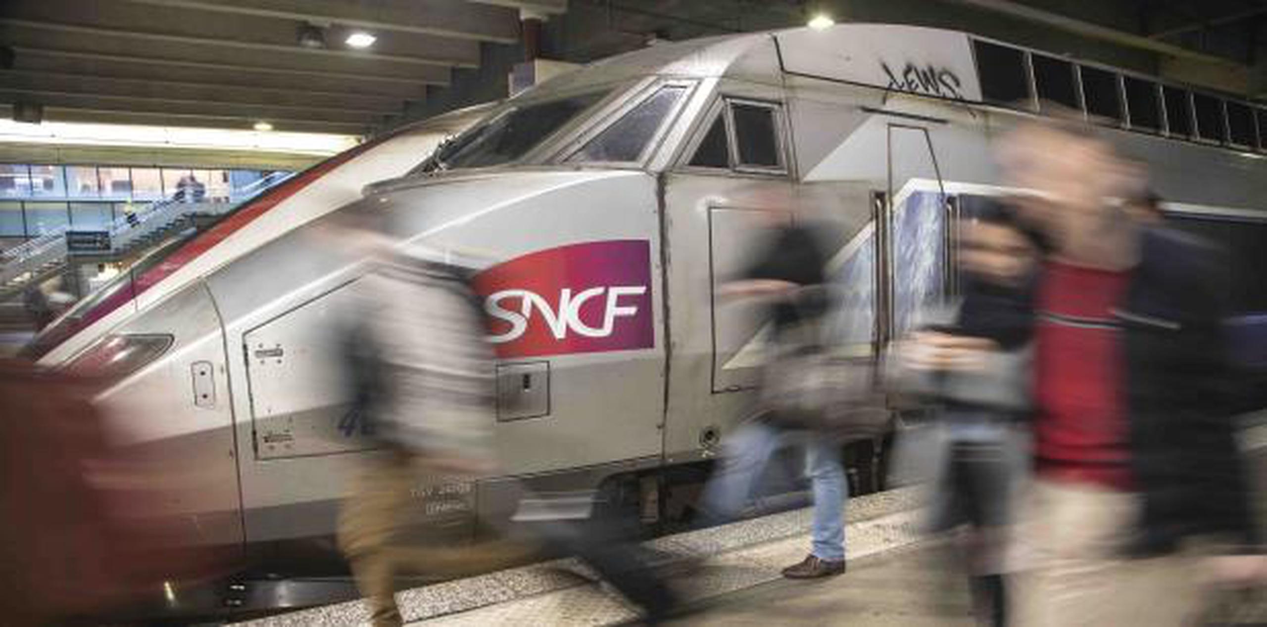 La empresa ferroviaria estatal SNCF reportó que la mitad de sus trenes de alta velocidad no circulaban hoy. (AP / Michel Euler)