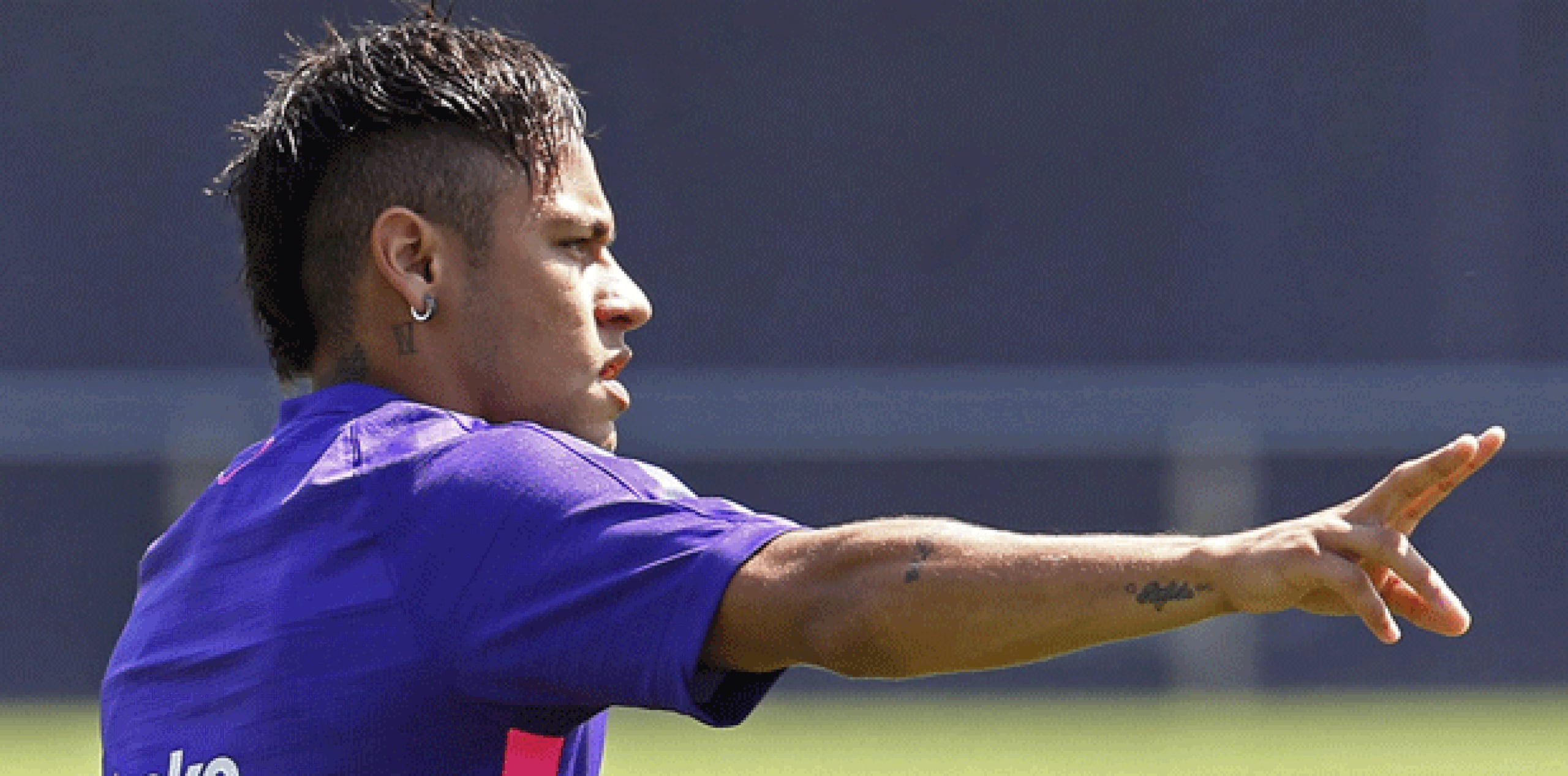 Roma, quien lagrimeó al hablar de Neymar, afirmó que el club decidió acudir a la FIFA luego de que su departamento legal determinó que debería haber recibido mucho más dinero por el pase. (Archivo)