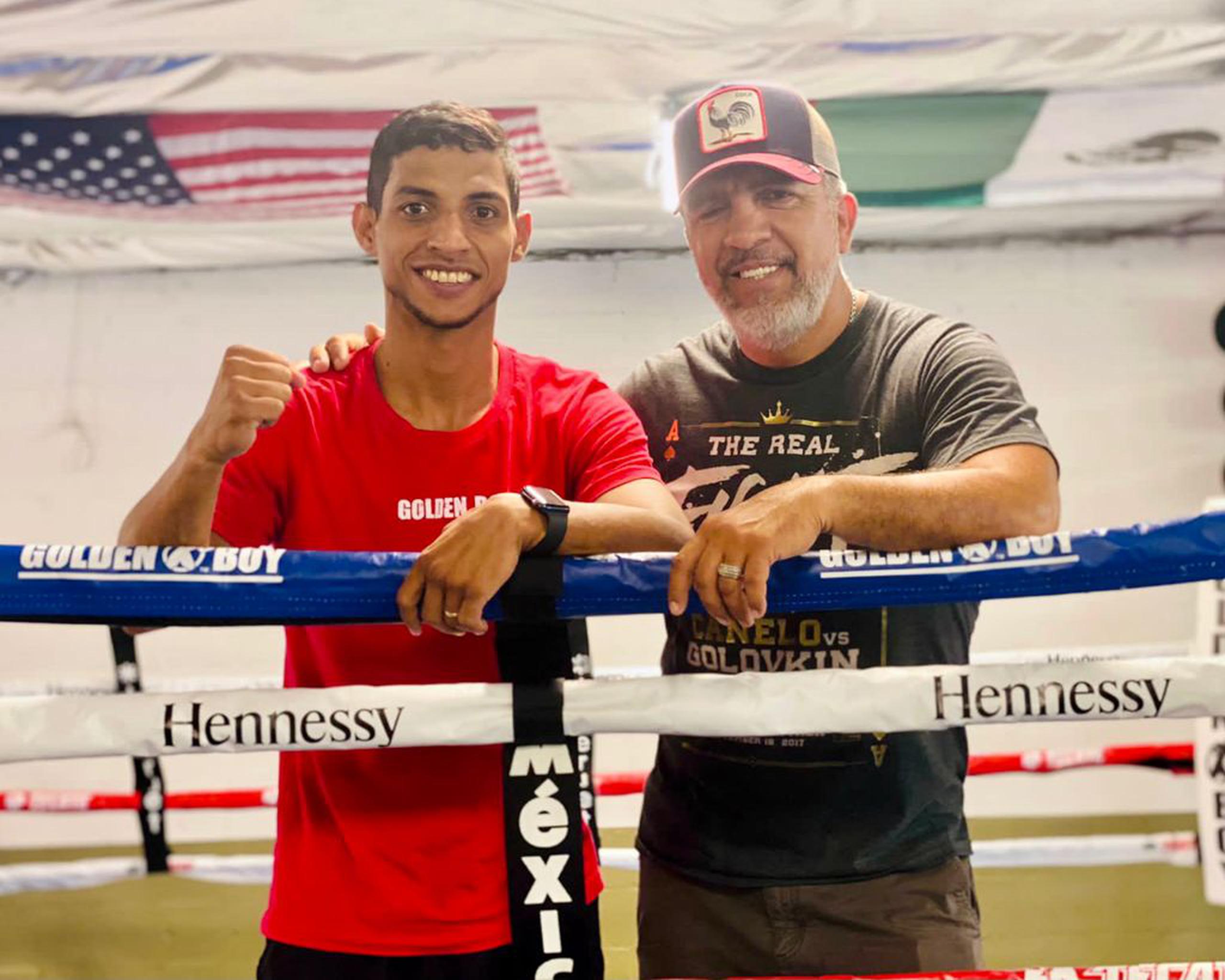 Joel Díaz (derecha) aceptó la encomienda de entrenar al boxeador puertorriqueño Ángel Acosta.