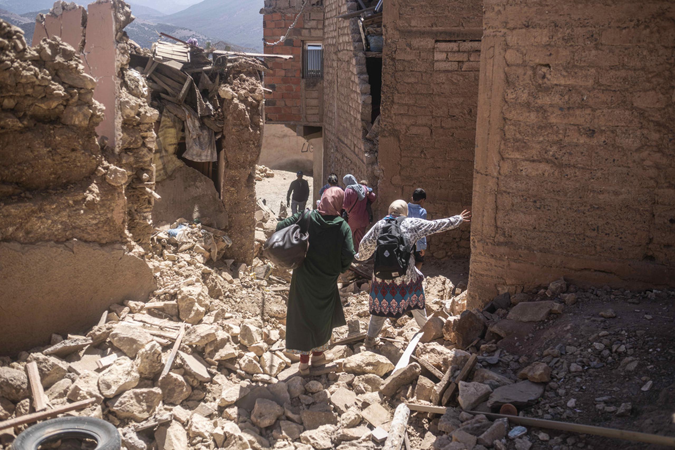Residentes huyen de sus hogares luego de un sismo en la aldea Moulay Brahim, cerca del epicentro del terremoto, en las afueras de Marrakech, Marruecos.
