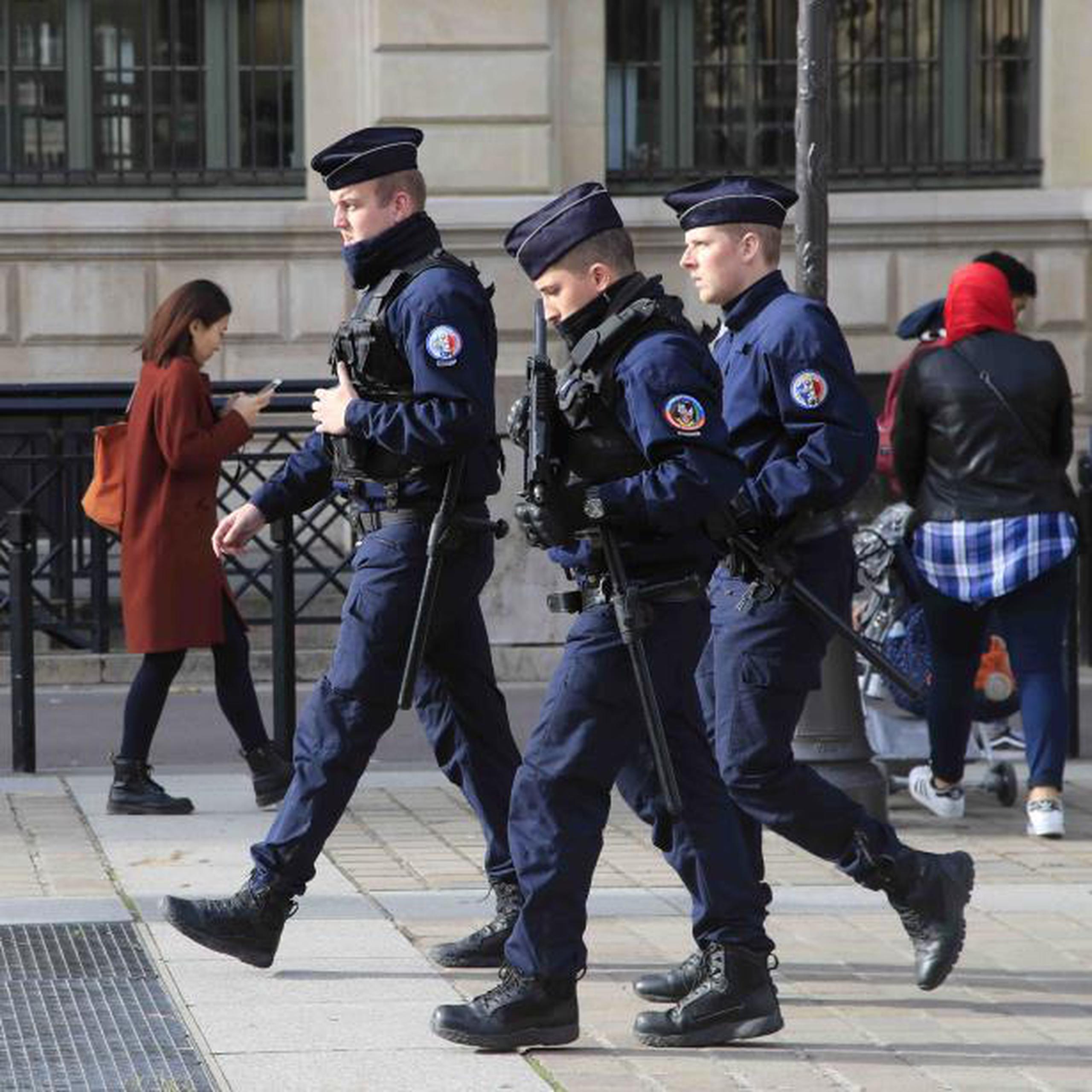 Las autoridades señalaron que el atacante, un empleado de la unidad de inteligencia de la policía de París, se convirtió al islam hace 18 meses. (AP)