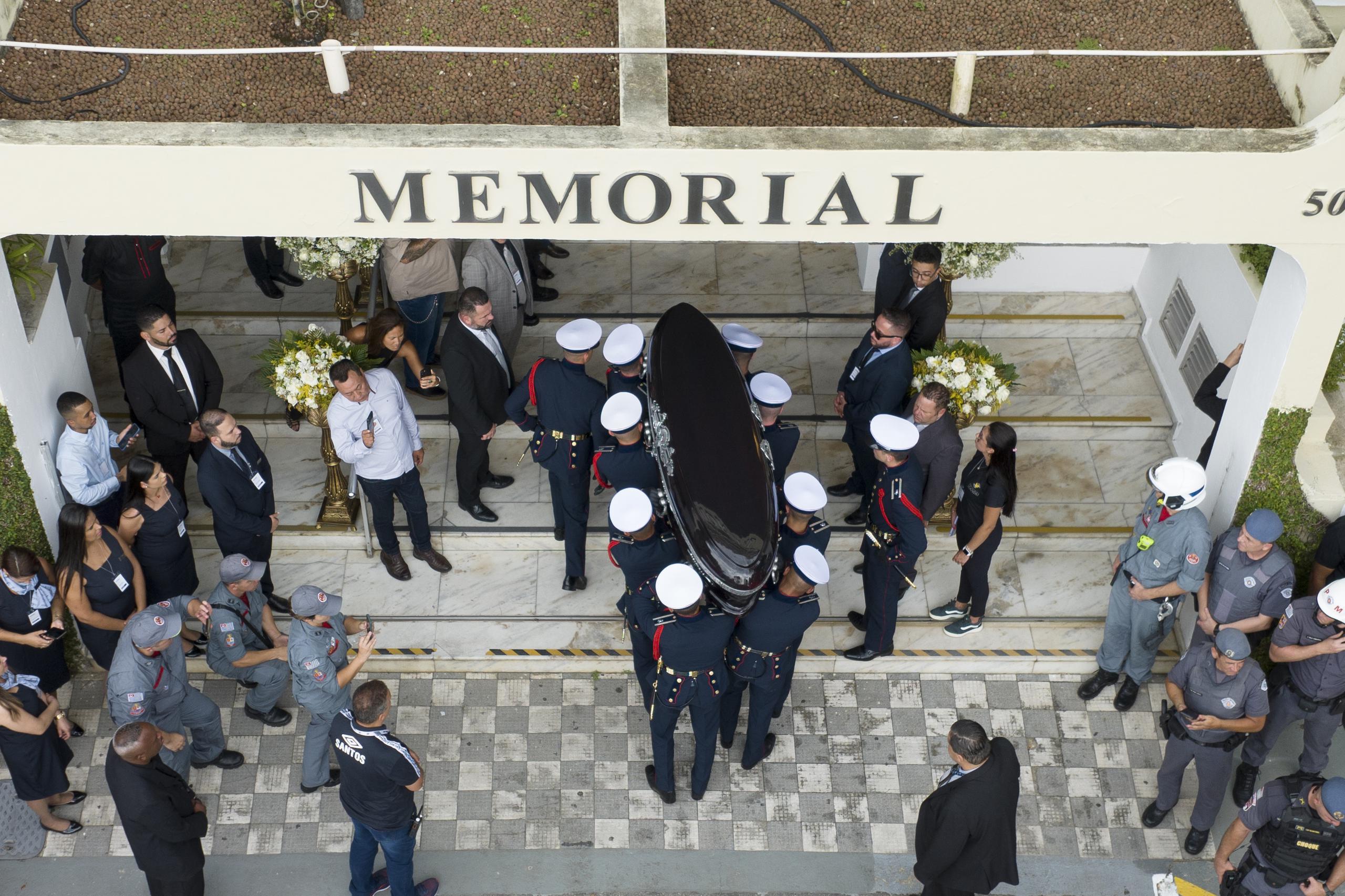 El féretro de Pelé es llevado al Cementerio Necropole Ecuménica en Santos, Brasil, el martes 3 de enero de 2023.