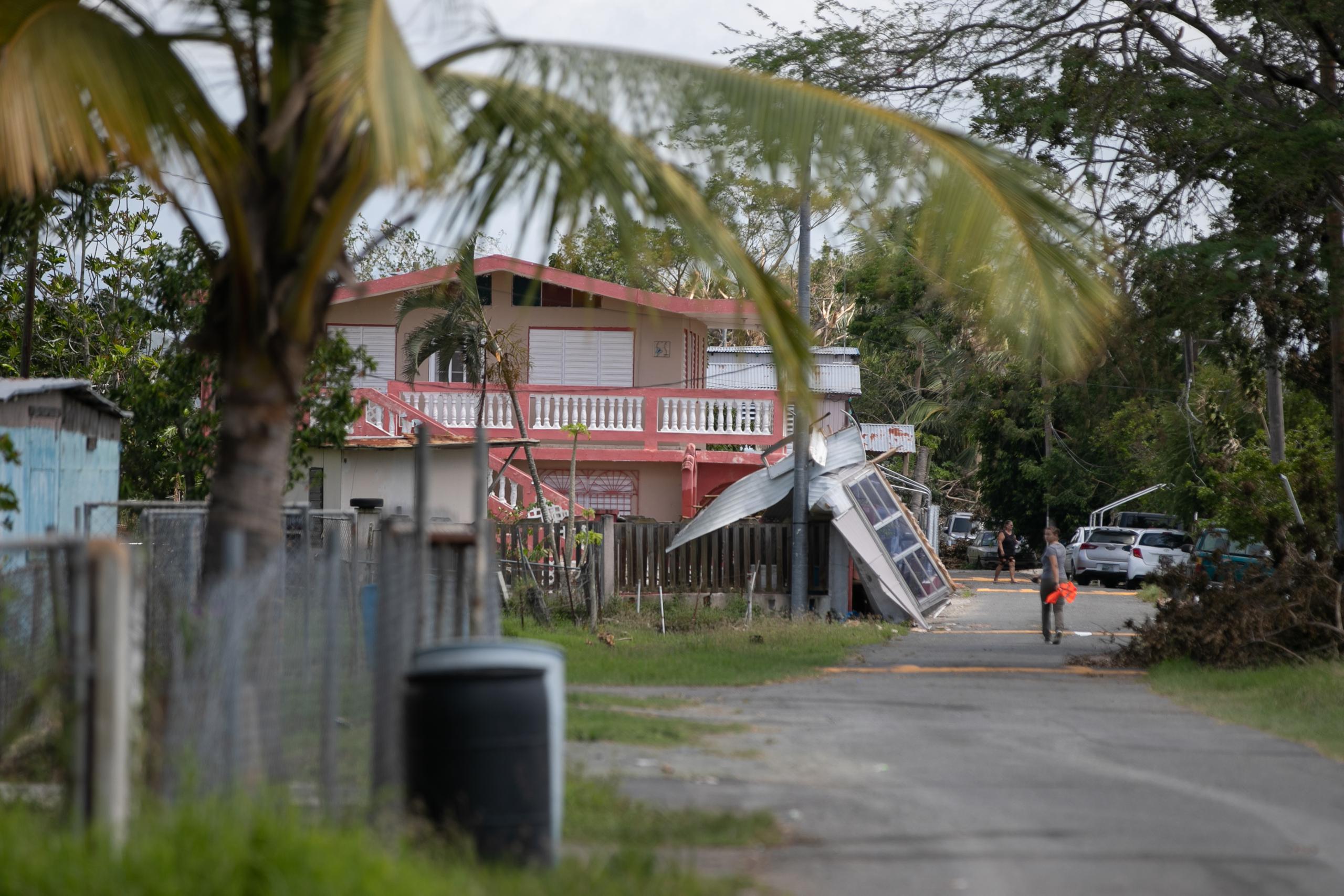 A menos de media hora de distancia, en la comunidad El Tendal asoman también los daños del huracán Fiona.
