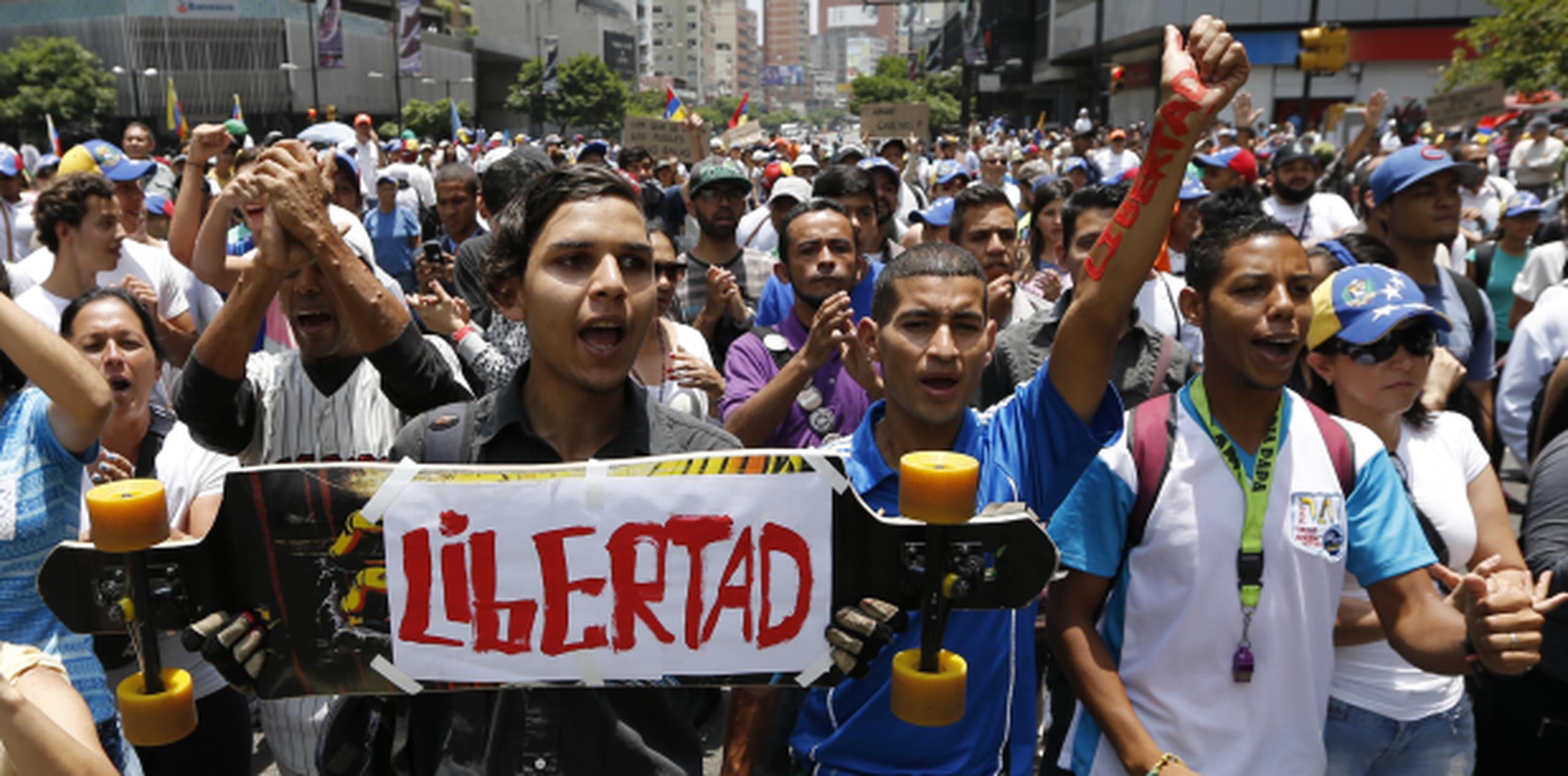 Venezuela ha vivido en las últimas semanas jornadas de multitudinarias protestas en contra del presidente Maduro que han dejado al menos 20 muertos y decenas de detenidos. (AP/Ariana Cubillos)
