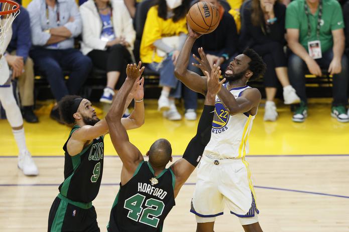 Andrew Wiggins, de los Warriors, lanza al canasto contra la defensa de los Celtics durante el quinto juego de las Finales de la NBA.