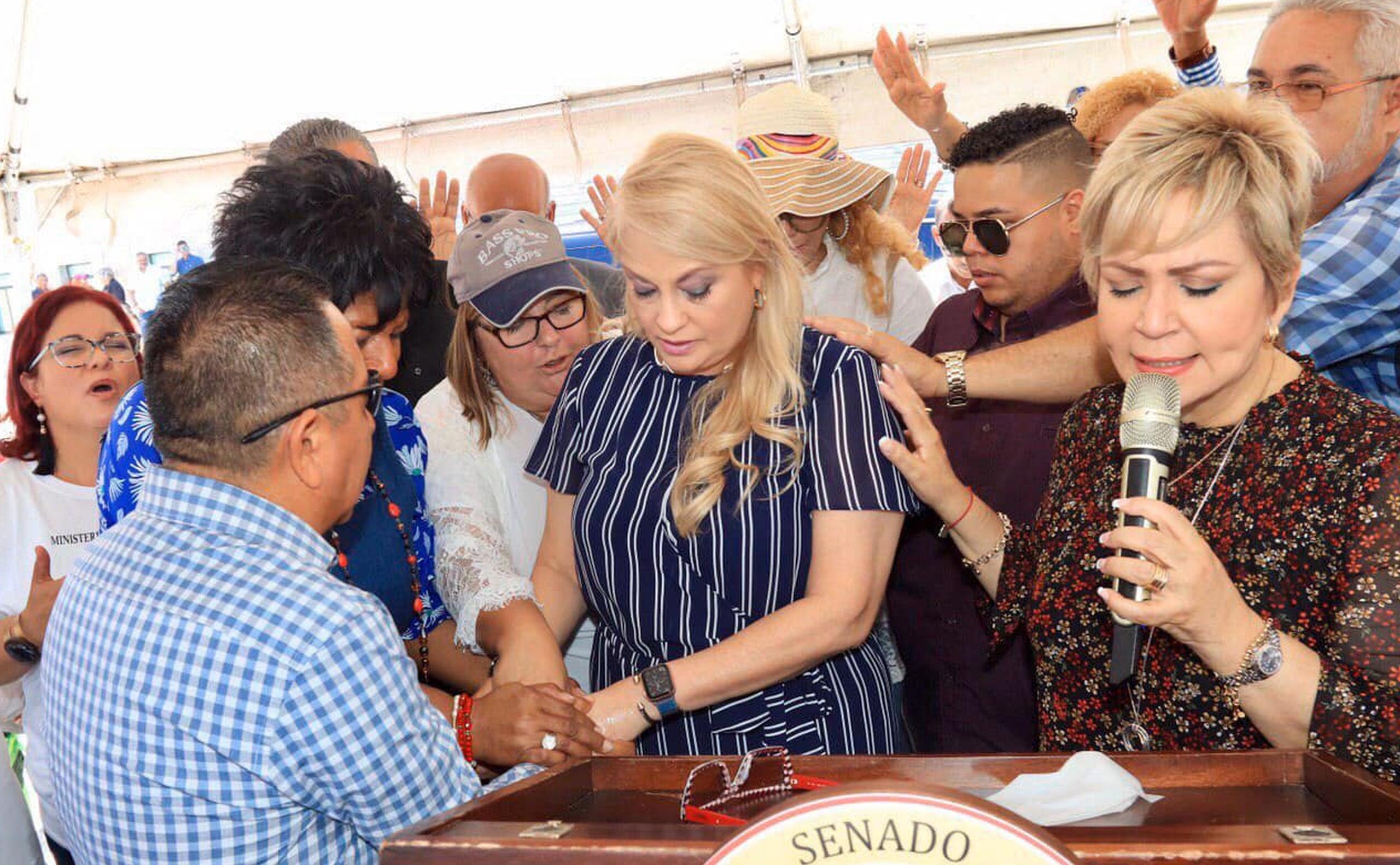 La pastora Wanda Rolón ora por la gobernadora Wanda Vázquez. (Captura / Facebook)