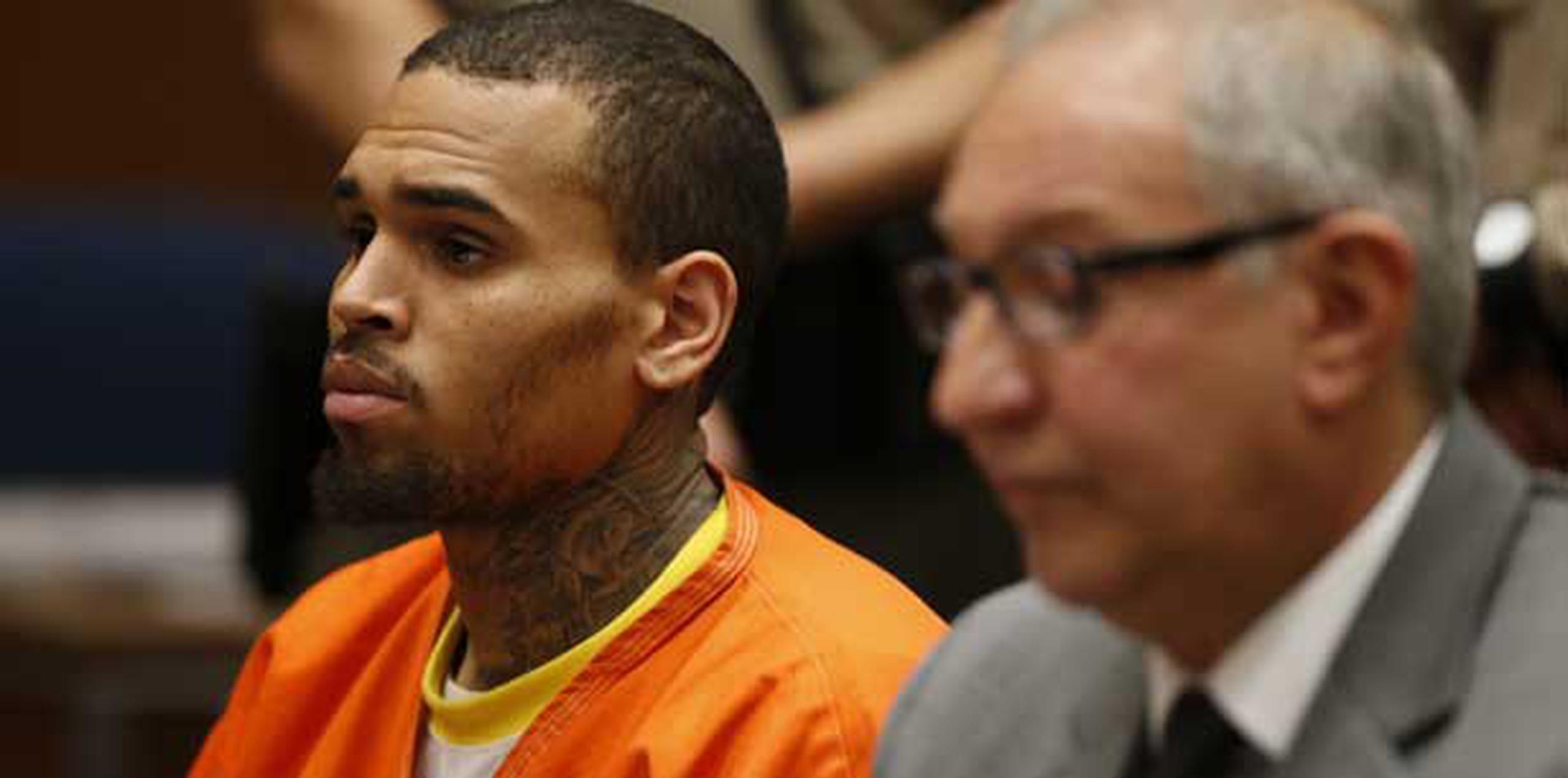 Chris Brown permanecerá en la cárcel hasta que se celebre una audiencia sobre la violación de su libertad condicional.  (AP/Archivo/Lucy Nicholson)