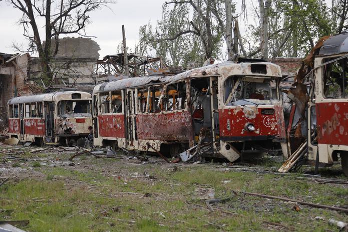 Vagones destruidos en un depósito en Mariúpol, territorio bajo el gobierno de la República Popular de Donetsk, el sábado 21 de mayo de 2022, en el este de Ucrania.